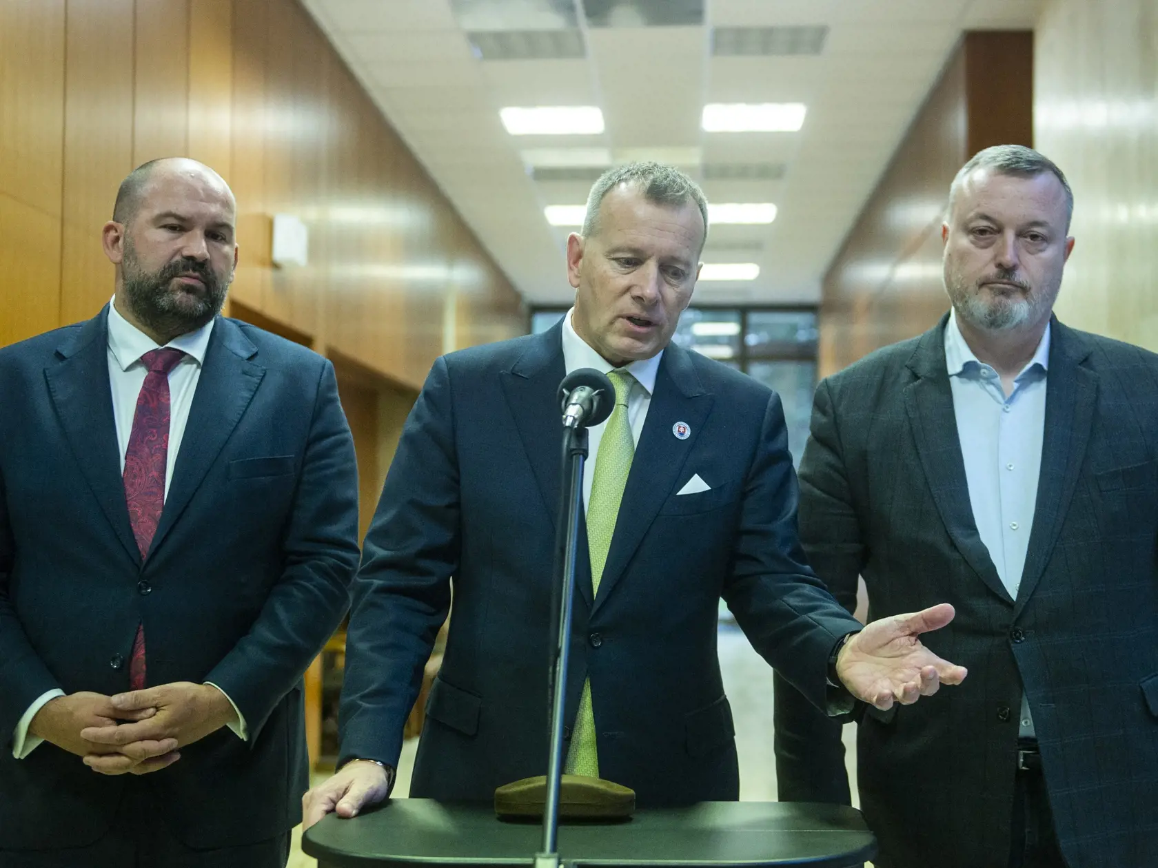 Hnutie Sme rodina je za čo najrýchlejší termín parlamentných volieb. Pri Borisovi Kollárovi stojí podpredseda parlamentu Peter Pčolinský a minister práce Milan Krajniak. FOTO TASR - Jakub Kotian