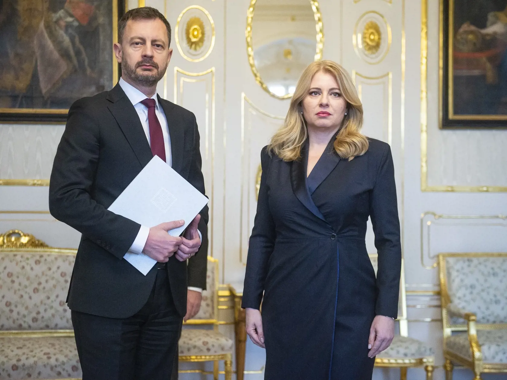 Eduard Heger nie je len dočasne povereným predsedom vlády, ale vedie aj ministerstvo financií.  SaS odchodom Igora Matoviča z vlády podmieňovala podporu štátneho rozpočtu na tento rok. Na snímke Heger preberá poverenie viesť rezort financií z rúk Zuzany Čaputovej. FOTO TASR - Jakub Kotian