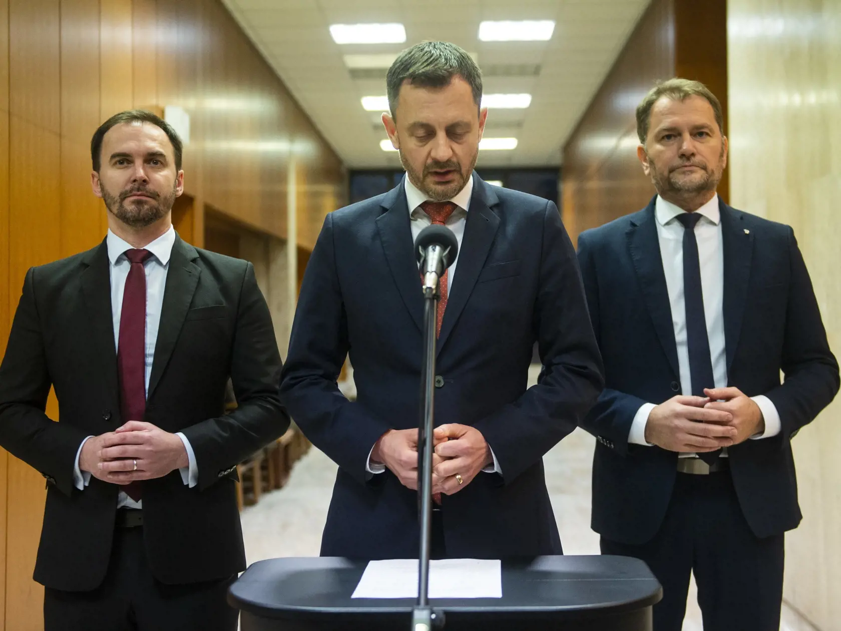 Eduard Heger sa najskôr pokúšal zostaviť novú tzv. 76, teda získať dostatočnú podporu v parlamente. Nepodarilo sa a v druhej polovici januára zvolal na Úrade vlády SR stretnutie, kde sa hovorilo o predčasných voľbách. Vľavo Michal Šipoš, vpravo Igor Matovič (všetci OĽaNO). FOTO TASR - Jakub Kotian