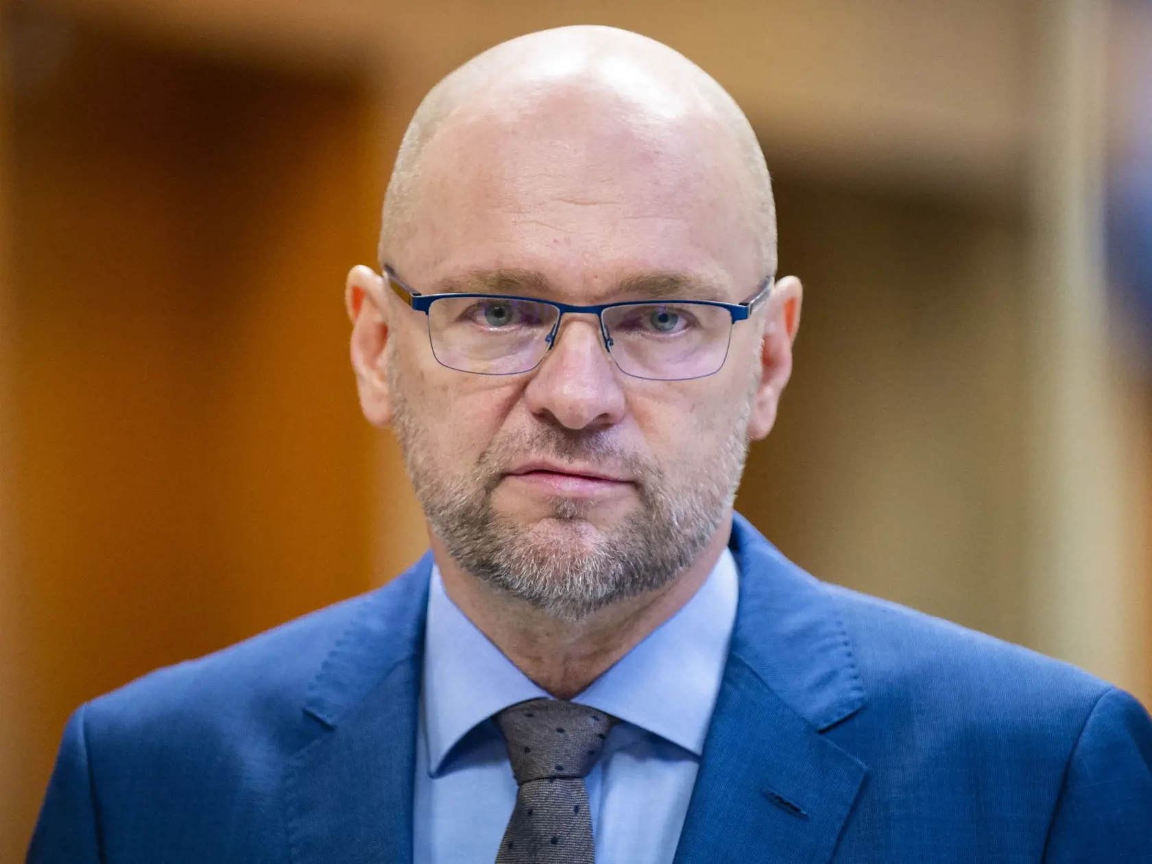 Richard Sulík tvrdí, že SaS si ctí dohody. Poslanci z jeho klubu preto zdvihnú ruku za septembrový termín. Nevylučuje však, že sa do hlasovania môže bývalá koalícia nakoniec dohodnúť aj na inom dátume.  FOTO TASR - Jakub Kotian