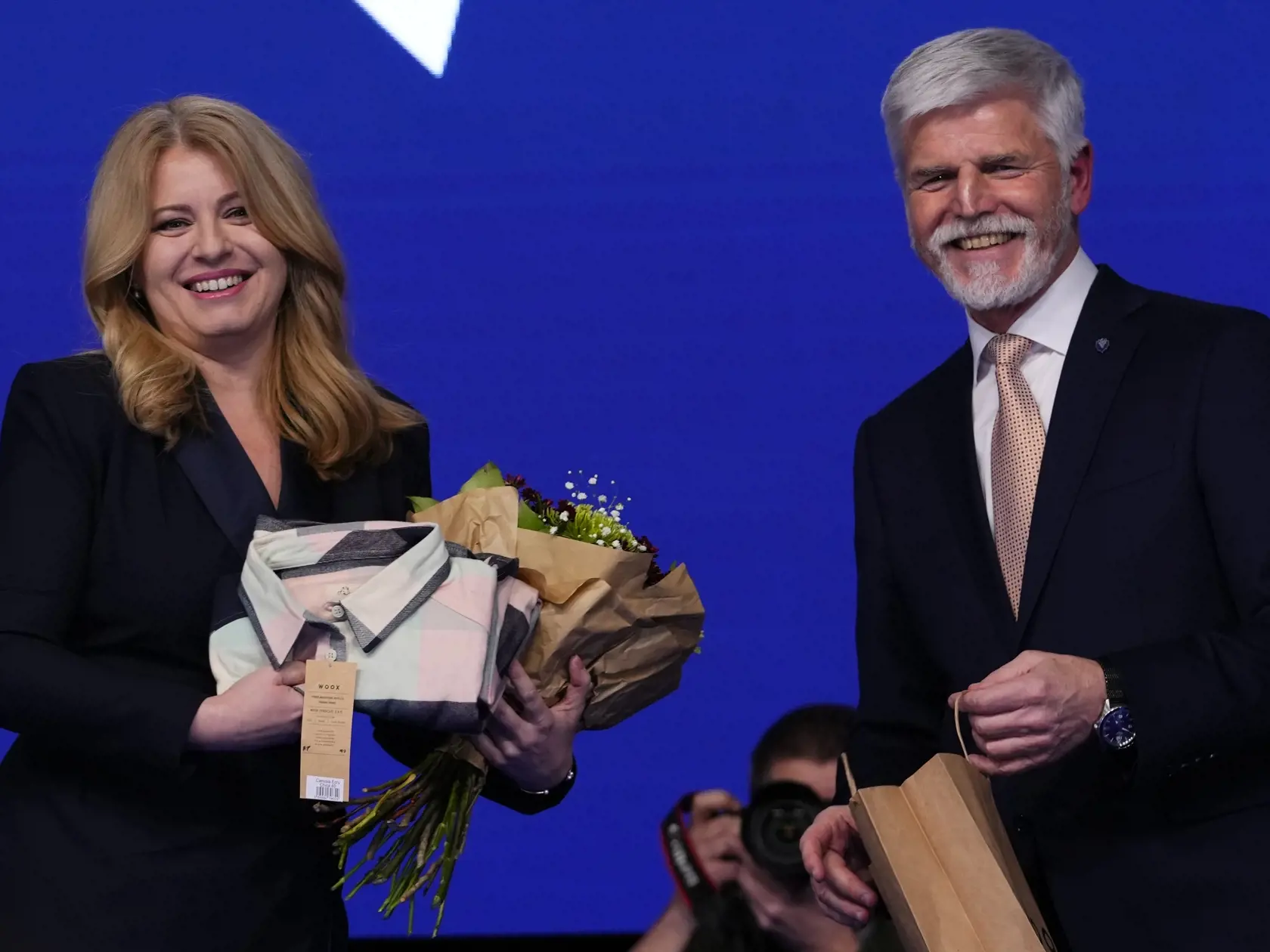 Novozvolený český prezident Petr Pavel (vpravo) a prezidentka SR Zuzana Čaputová sa usmievajú po ohlásení predbežných neoficiálnych výsledkov 2. kola českých prezidentských volieb vo volebnom štábe Petra Pavla, v Prahe 28. januára 2023.