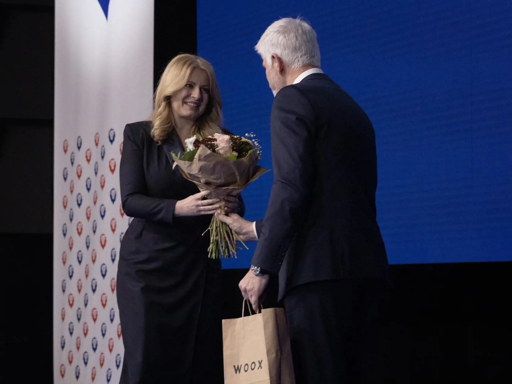 Prezidentka Zuzana Čaputová gratuluje Petrovi Pavlovi k výhre vo voľbách.