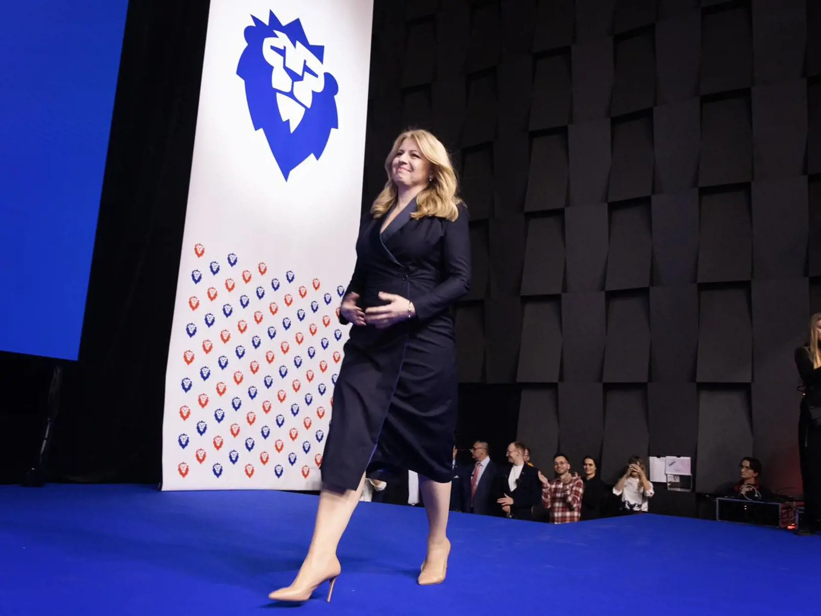 Zuzana Čaputová pri príchode na pódium kde prehovorila k ľuďom.