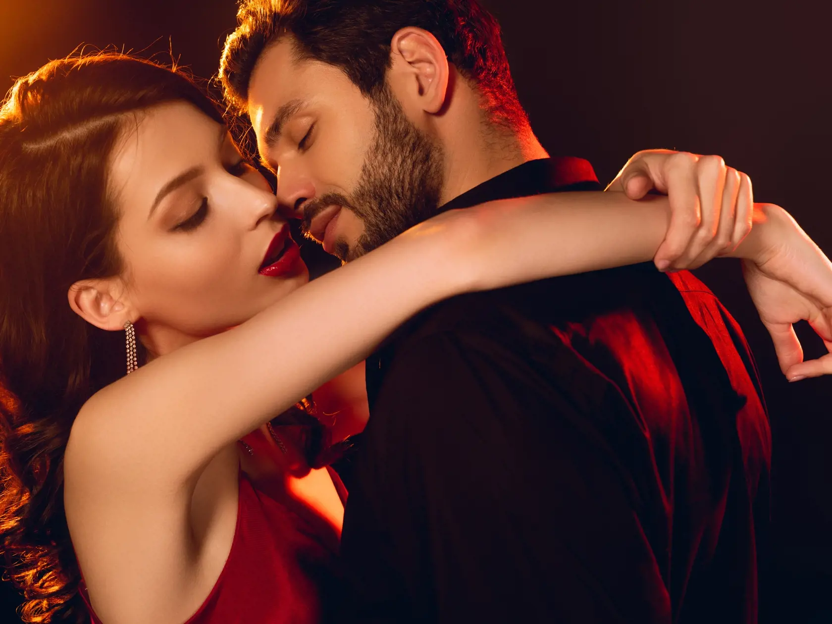 Side,View,Of,Handsome,Man,Kissing,Elegant,Girlfriend,With,Red