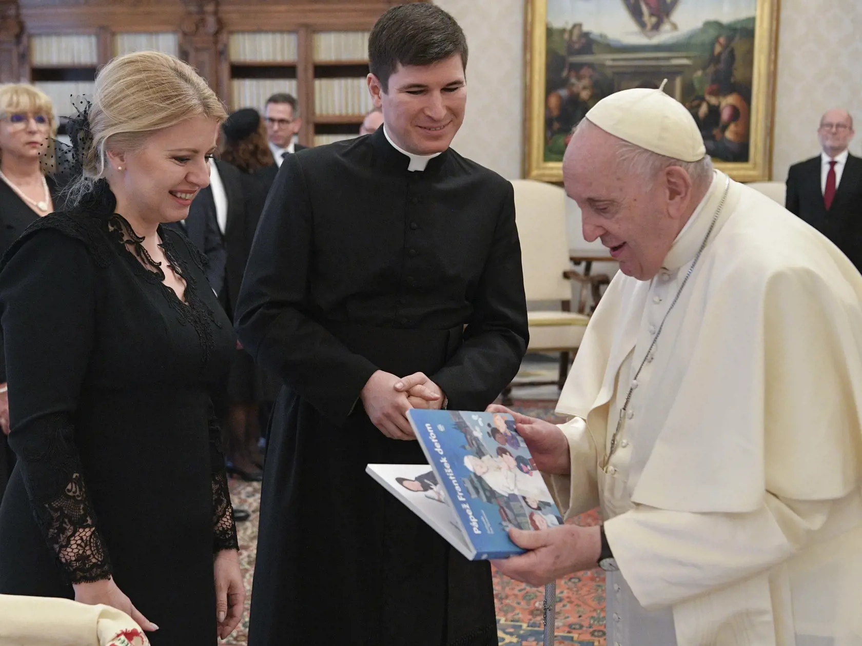 Prezidentka Zuzana Čaputová (vľavo) venovala pápežovi Františkovi (vpravo) počas dnešnej osobnej audiencie vo Vatikáne niekoľko darov - obraz, vianočné ozdoby aj tradičné sviatočné pečivo. Vatikán, 10. decembra 2022.