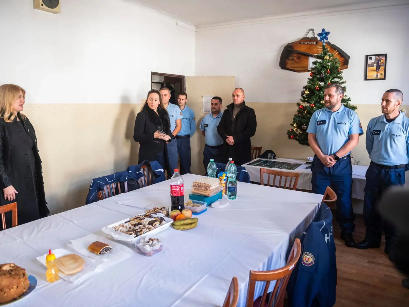 Prezidentka Zuzana Čaputová navštívila počas Štedrého dňa železničiarov, hasičov a vodárenských pracovníkov. Všetkým poďakovala za celoročnú službu a rovnako aj za to, že netrávia Vianoce doma, ale v práci.