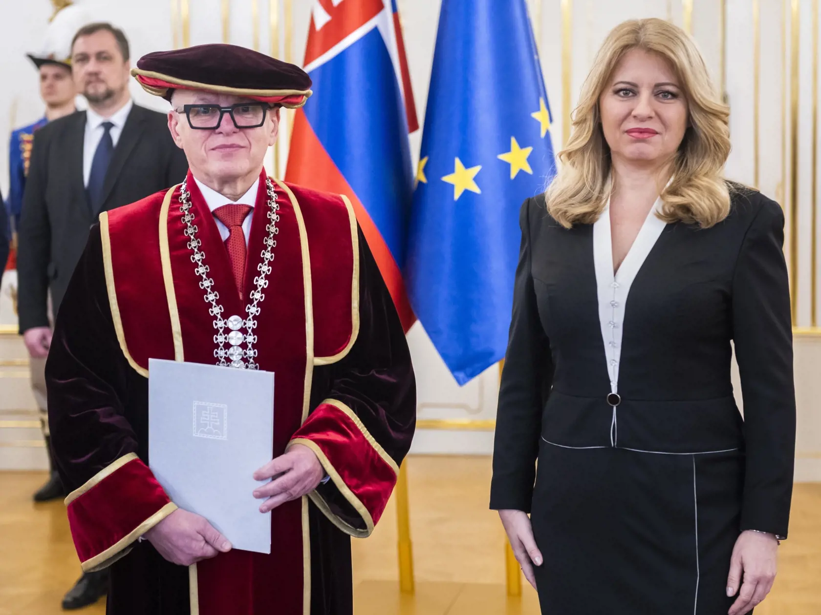 Na snímke prezidentka Zuzana Čaputová (vpravo), ktorá vymenovala Ferdinanda Daňa za nového rektora Ekonomickej univerzity v Bratislave v Prezidentskom paláci v Bratislave 26. januára 2023.