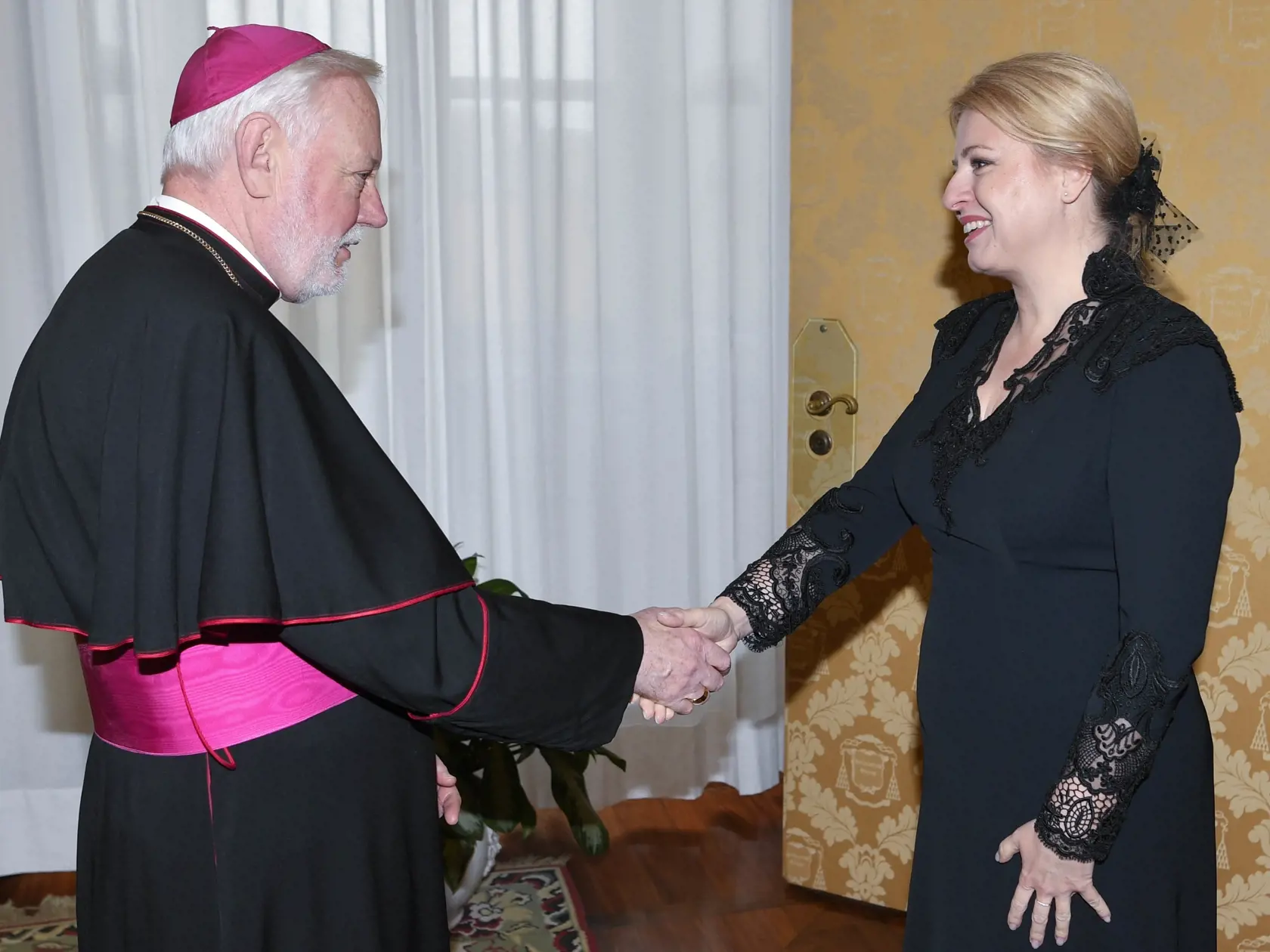 Na snímke prezidentka Zuzana Čaputová (vpravo) počas prijatia vatikánskym sekretárom pre vzťahy so štátmi Paulom Gallagherom pred ich rokovaním vo Vatikáne. Vatikán, 10. decembra 2022.