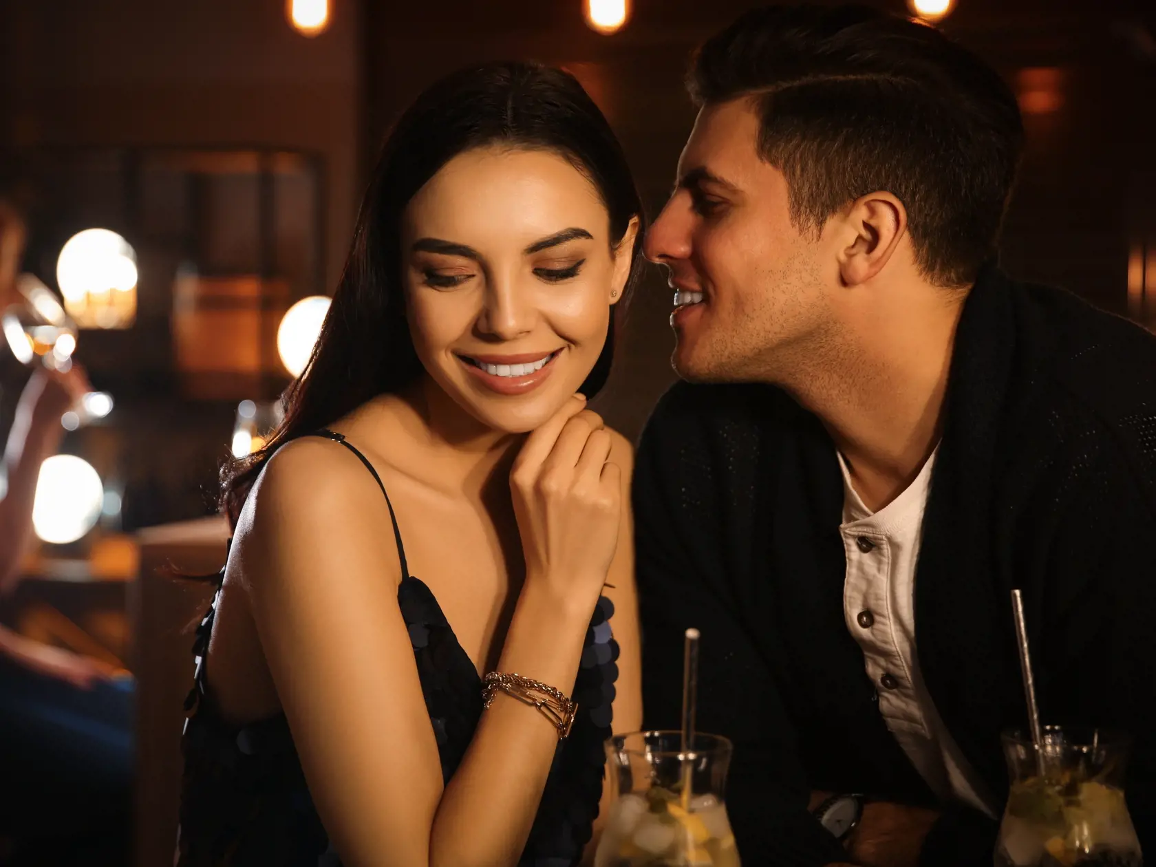 Man,And,Woman,Flirting,With,Each,Other,In,Bar