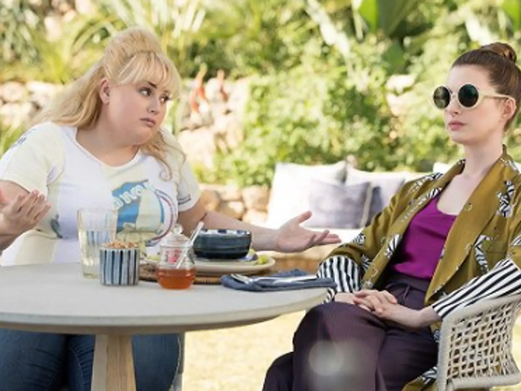 Rebel Wilson a Anne Hathaway vo filme Podfukárky