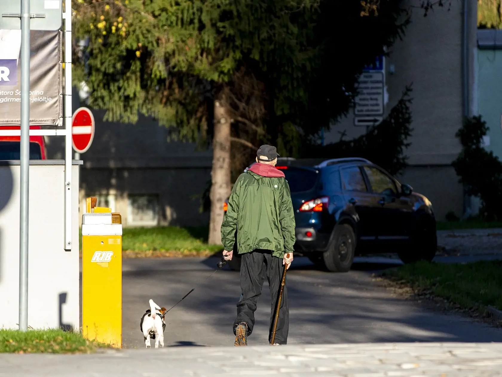 Bol oblečený v teplákoch. Vršok tvorili tri vrstvy: tričko, mikina  s kapucňou a tenká bunda.Na hlave mal šiltovku, ktorú mal nasadenú do čela.