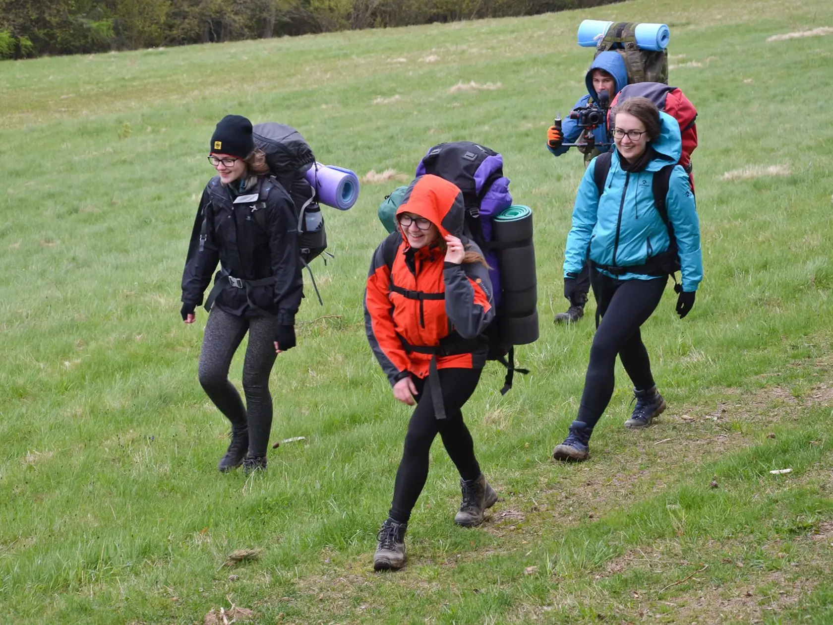 Klára absolvovala dve dobrodružné expedície, po prejdených 15 km a spánku v lese ju v májové ráno zobudila snehová prikrývka. Snehom sa brodila po hrebeňoch hôr desiatky kilometrov.