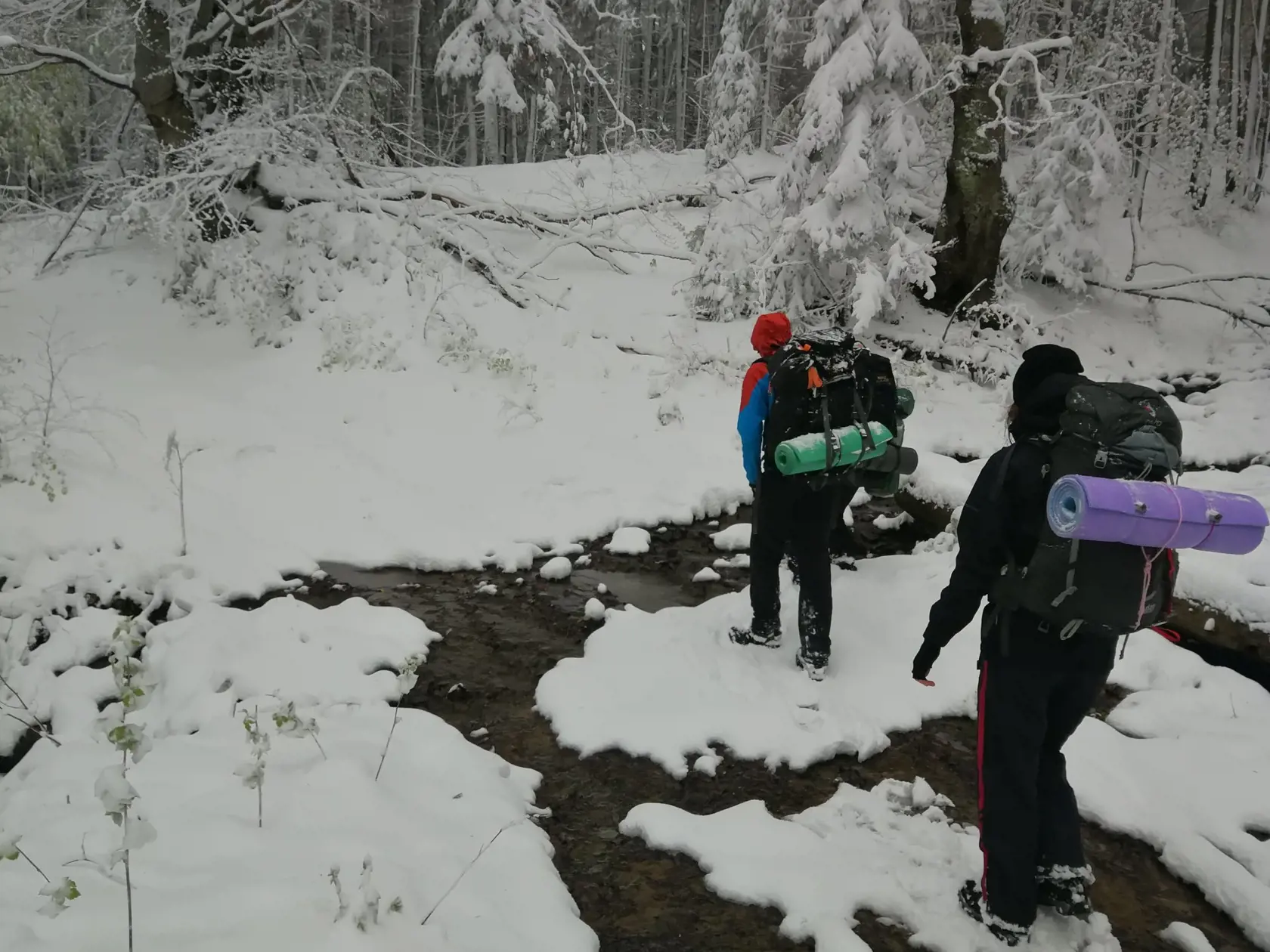 Klára absolvovala dve dobrodružné expedície, po prejdených 15 km a spánku v lese ju v májové ráno zobudila snehová prikrývka. Snehom sa brodila po hrebeňoch hôr desiatky kilometrov.