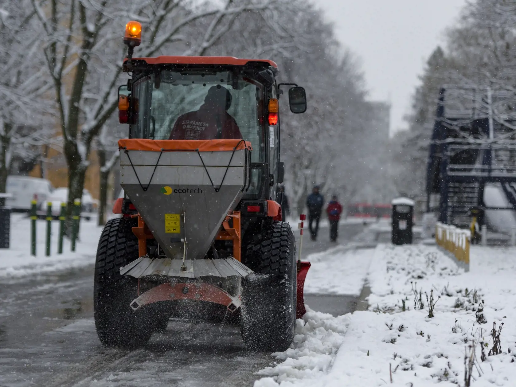 Na snímke traktor s pluhom odhŕňa sneh na chodníku v parku Ostredky počas sneženia 22. januára 2023 v Bratislave. FOTO TASR - Pavol Zachar