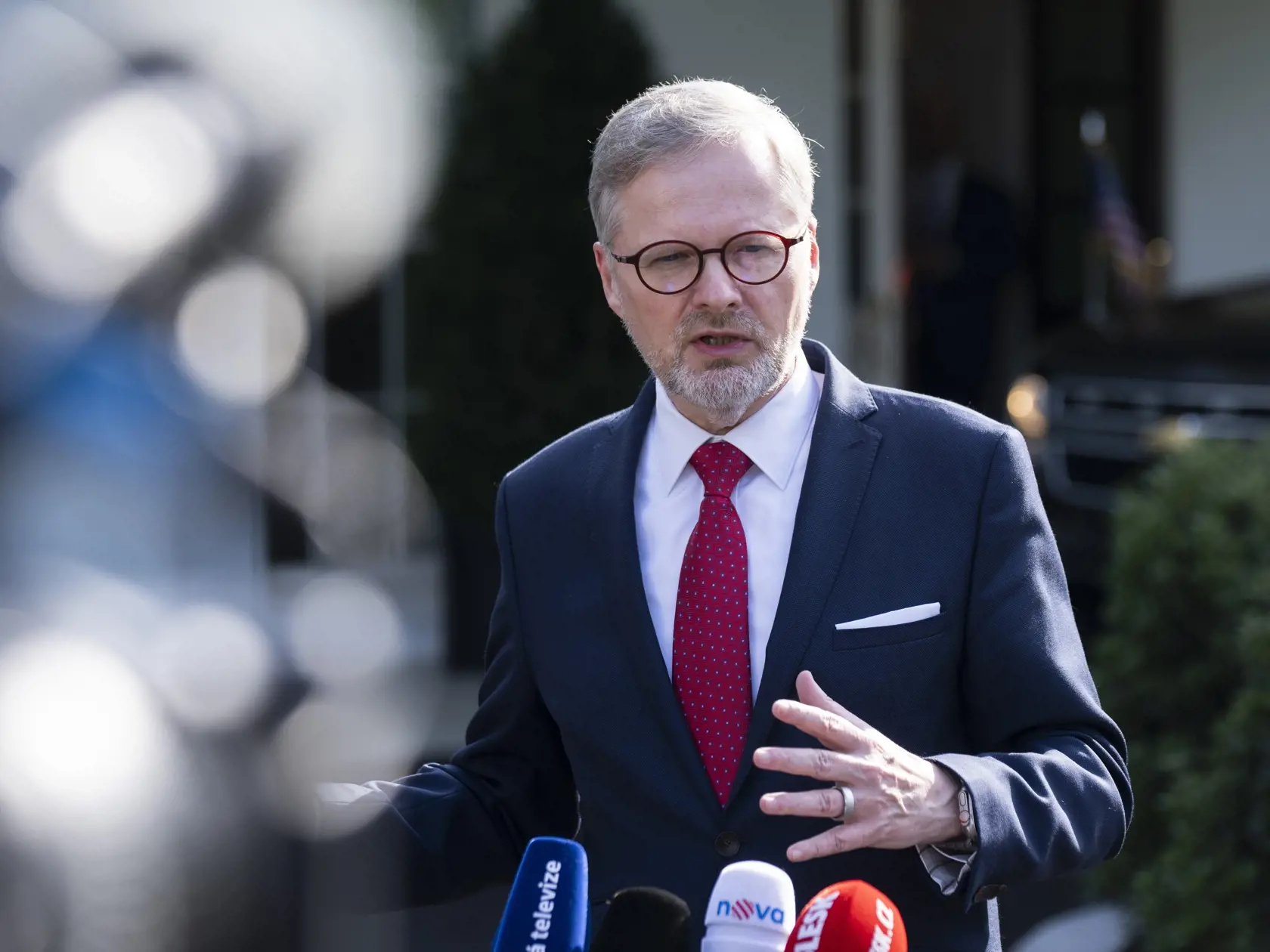 Podľa českého premiéra Petra Fialu v prípade Bidena ide "nepochybne o rozhodnutie štátnika, ktorý slúžil svojej krajine celé desaťročia". Dodal, že "je to zodpovedný a osobne ťažký krok, ale o to cennejší".