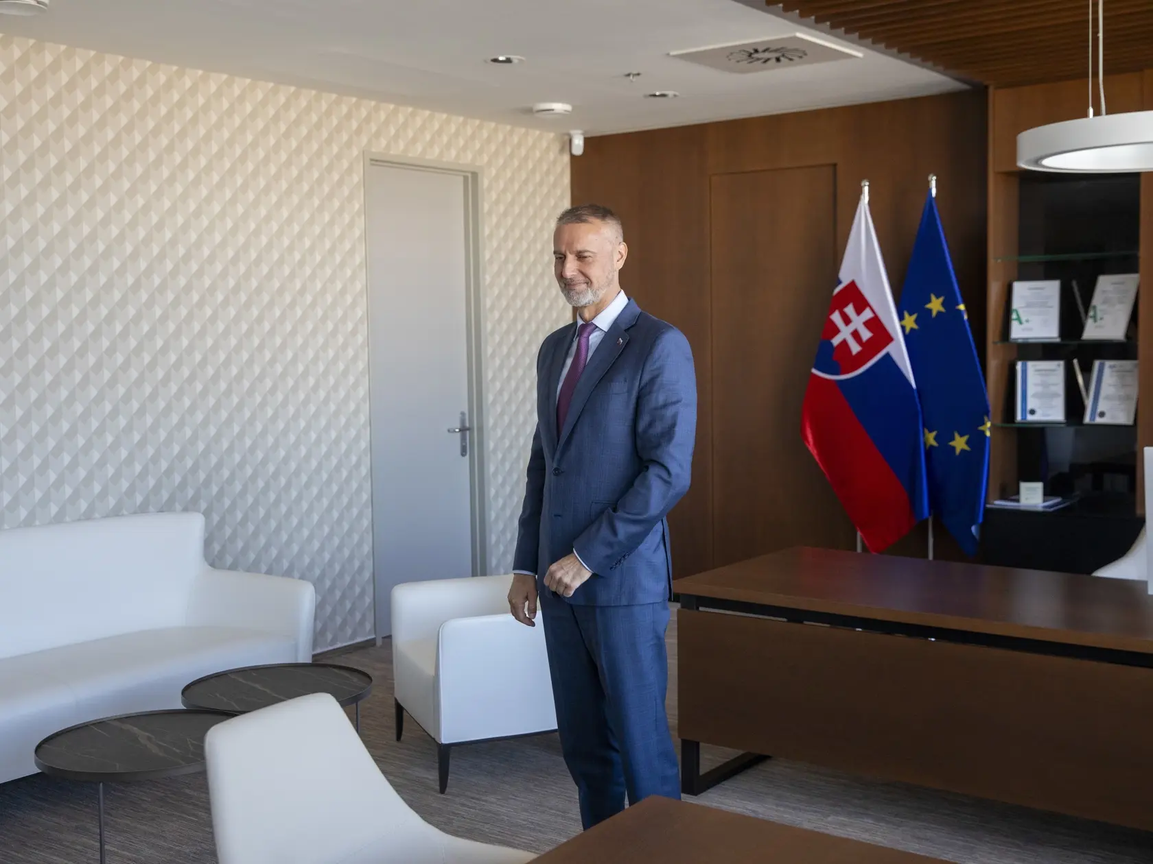 Na snimke je príchod nového ministra investícií, regionálneho rozvoja a informatizácie, MIRRI, Samuela Migaľa.
Úrad odovzdáva Richard Raši.