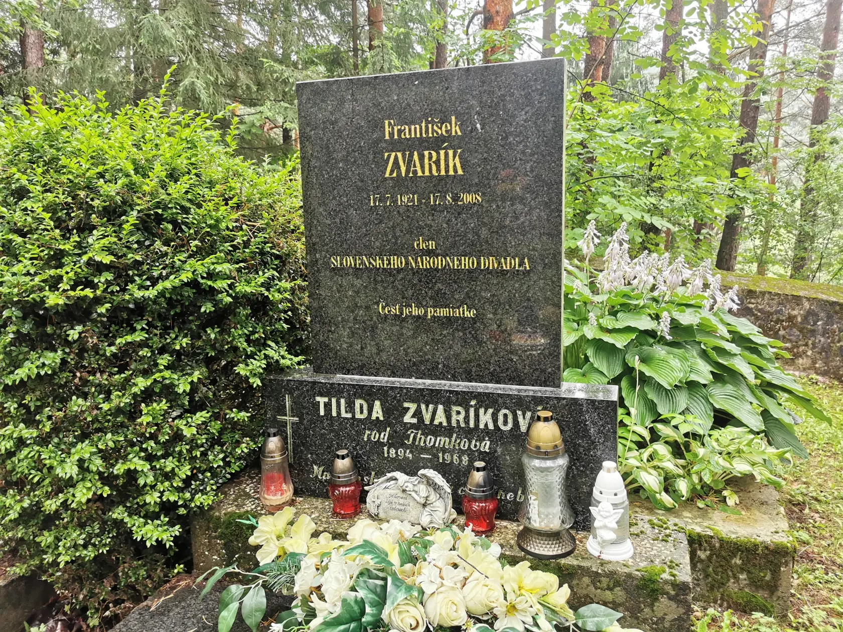 Rodinný cintorín, kde odpočíva F. Zvarík spolu s matkou Tildou leží kúsok od obecného cintorína, v tichom prostredí lesa.
