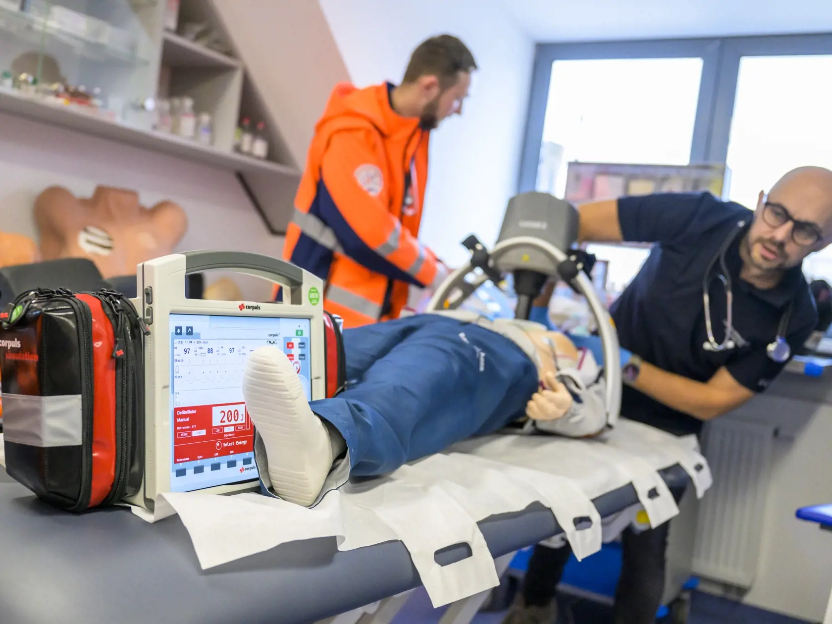 Na snímke študenti s vyučujúcim simulujú príjem pacienta v ambulancii urgentného príjmu počas otvorenia simulačnej učebne pre študentov urgentnej zdravotnej starostlivosti Fakulty zdravotníckych odborov Prešovskej univerzity v Prešove 19. novembra 2024. FOTO TASR - Veronika Mihaliková