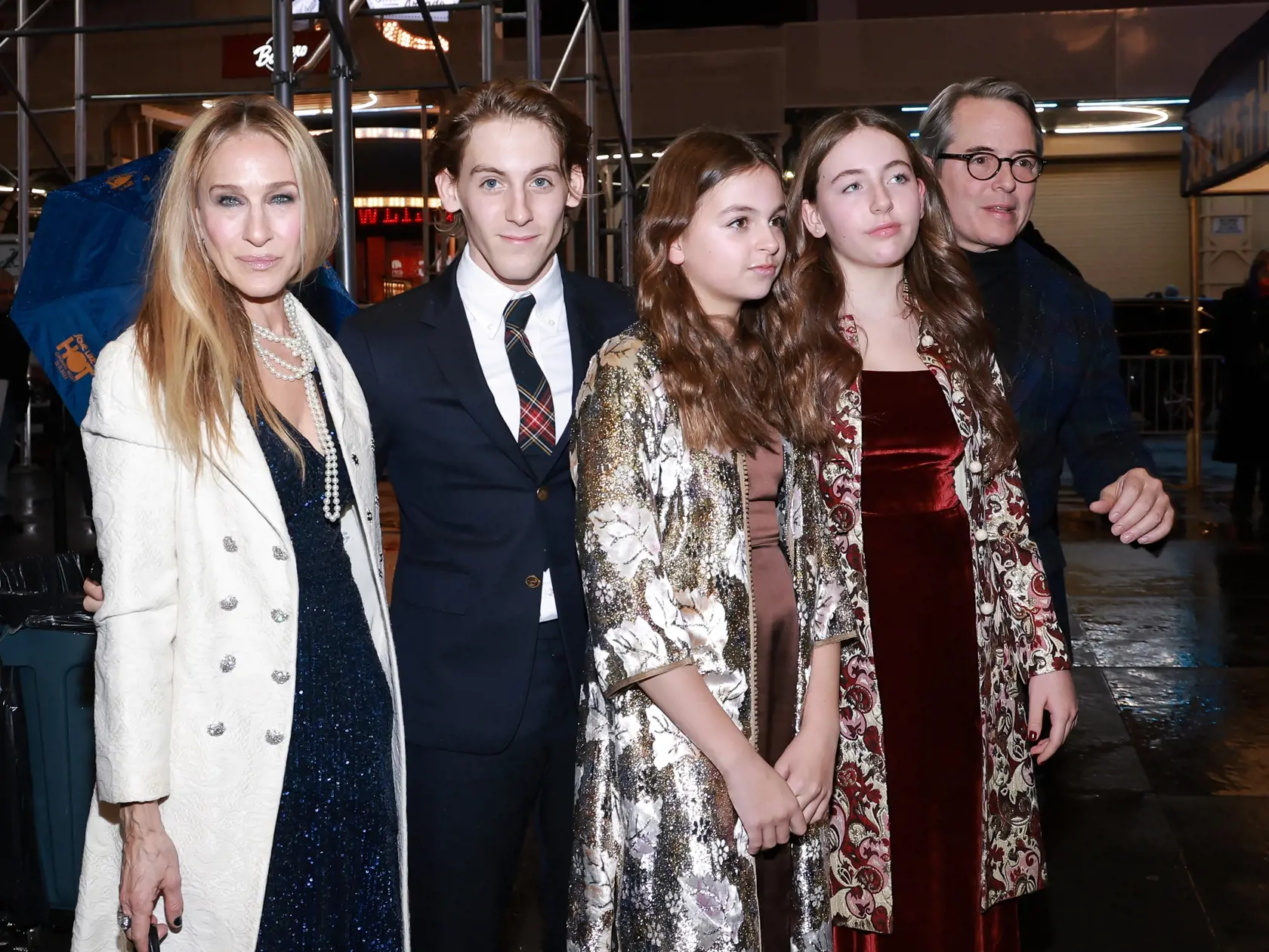 Sarah Jessica Parker zobrala svojho manžela, herca Matthewa Brodericka (60) na rande v podobe svetovej premiéry úspešnej hry na Broadwayi. Spoločnosť im robili aj ich deti Matthew (20) a dvojičky Tabitha a Marion (13).