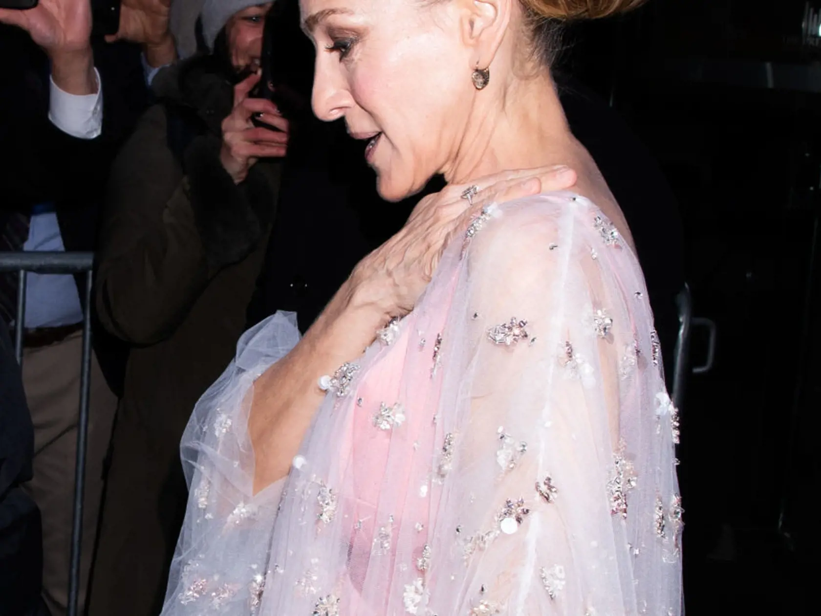 Napriek tomu, že Hollywoodu vládne kult nekonečnej mladosti spojený s botoxom a plastickými operáciami, Sarrah Jessica Parker sa rozhodla starnúť prirodzene. Svetu tak veselo ukazuje šediny, vrásky aj nie príliš pôvabné starecké ruky.