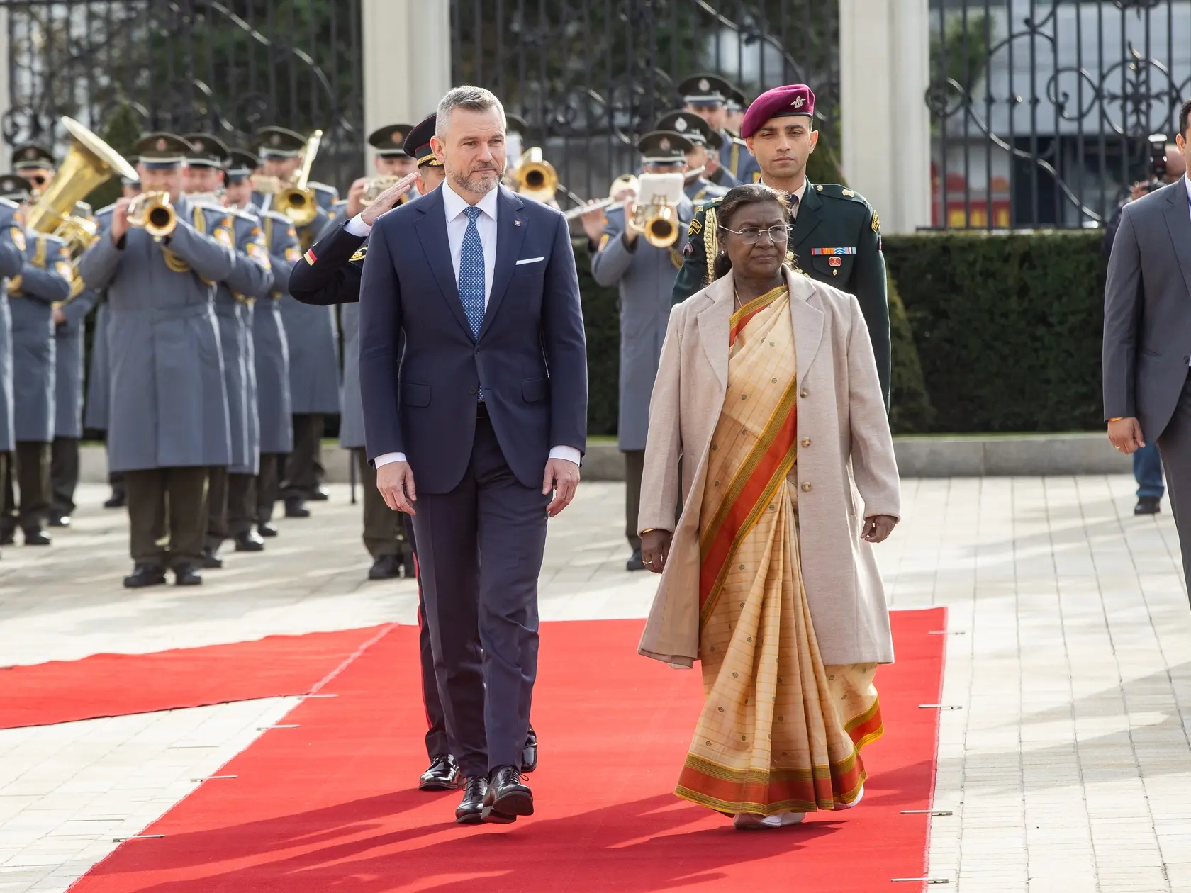 Prezident SR Peter Pellegrini víta v Grasalkovičovom paláci prezidentku Indickej republiky Draupadi Murmúovú.

