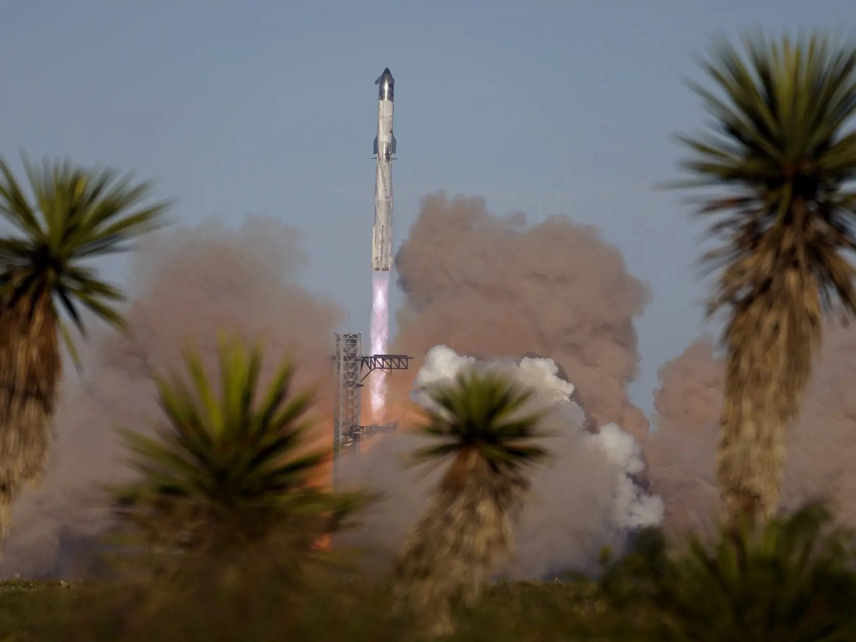 KK28 Boca Chica - V poradí siedmy skúšobný štart kozmickej lode Starship s nosnou raketou Super Heavy, určenou na pilotované lety na Mesiac, sa skončil neúspechom.  Štart sa uskutočnil zo štartovacej rampy vesmírnej základne SpaceX v Boca Chica v juhovýchodnom Texase vo štvrtok 16. januára 2025 o 17.00 h miestneho času. FOTO TASR/AP
SpaceX's mega rocket Starship launches for a test flight from Starbase in Boca Chica, Texas, Thursday, Jan. 16, 2025. (AP Photo/Eric Gay)
