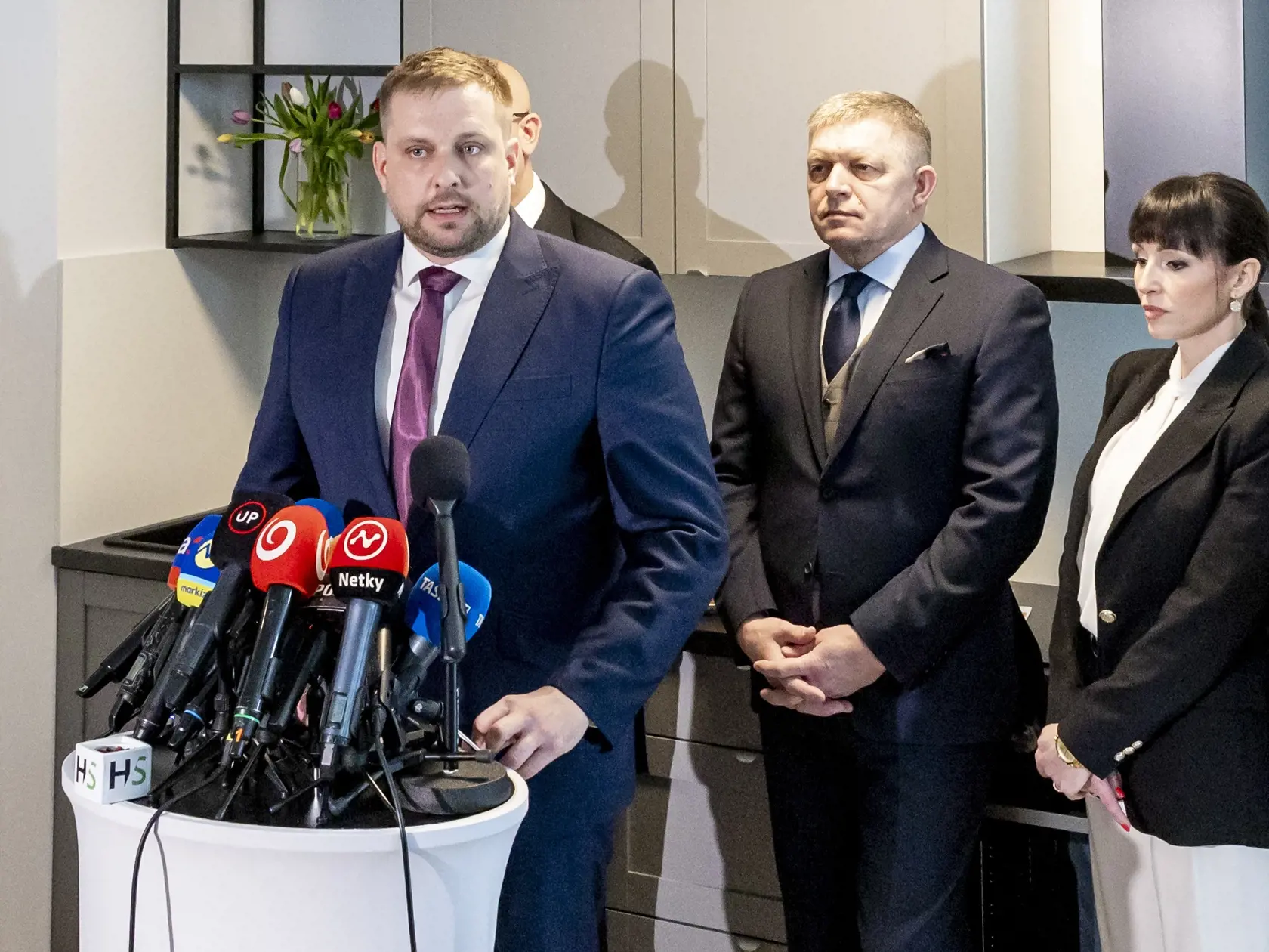 Tlačová konferencia predsedu vlády SR Roberta Fica a ministra dopravy SR Jozefa Ráža. Na snímke je premiér SR Robert Fico, minister zdravotníctva Kamil Šaško a riaditeľka agentúry Eva Lisová. 