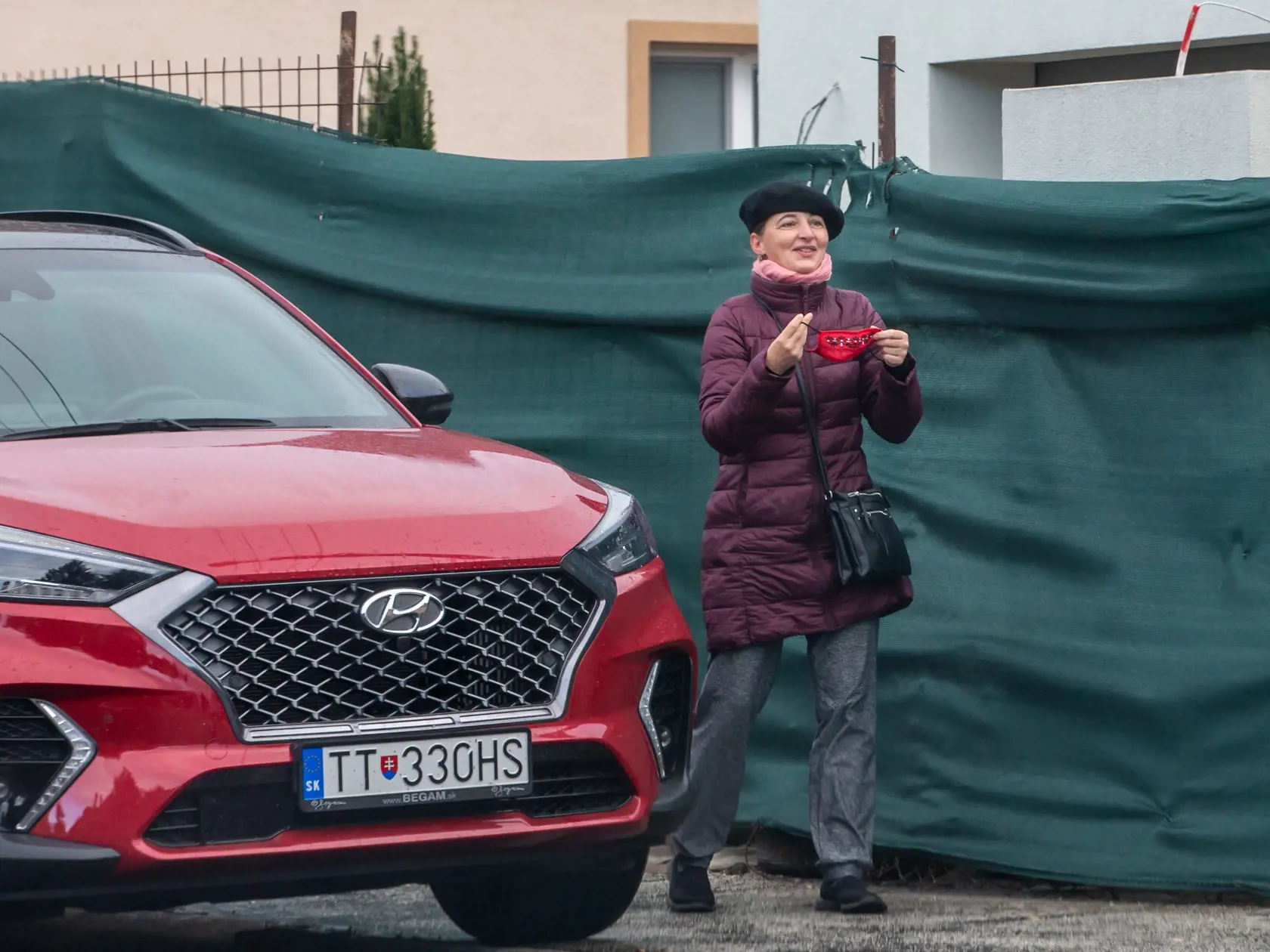 Pavlína Matovičová manželka Igora Matoviča pred domom.