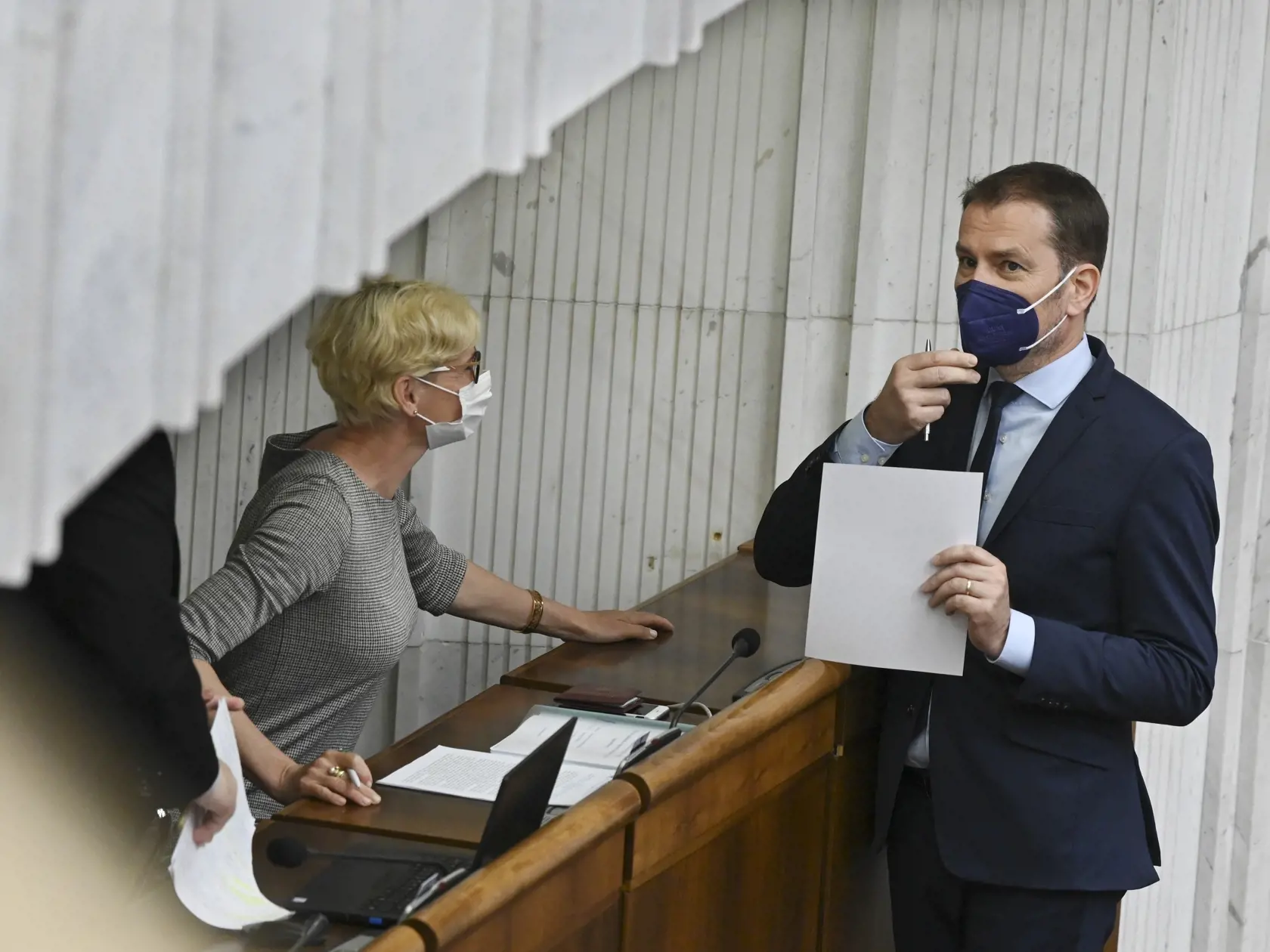 Na snímke zľava poslankyňa Mária Šofranko (OĽaNO) a minister financií SR Igor Matovič (OĽaNO) počas zasadnutia NR SR 28. mája 2021 v Bratislave. FOTO TASR - Pavel Neubauer