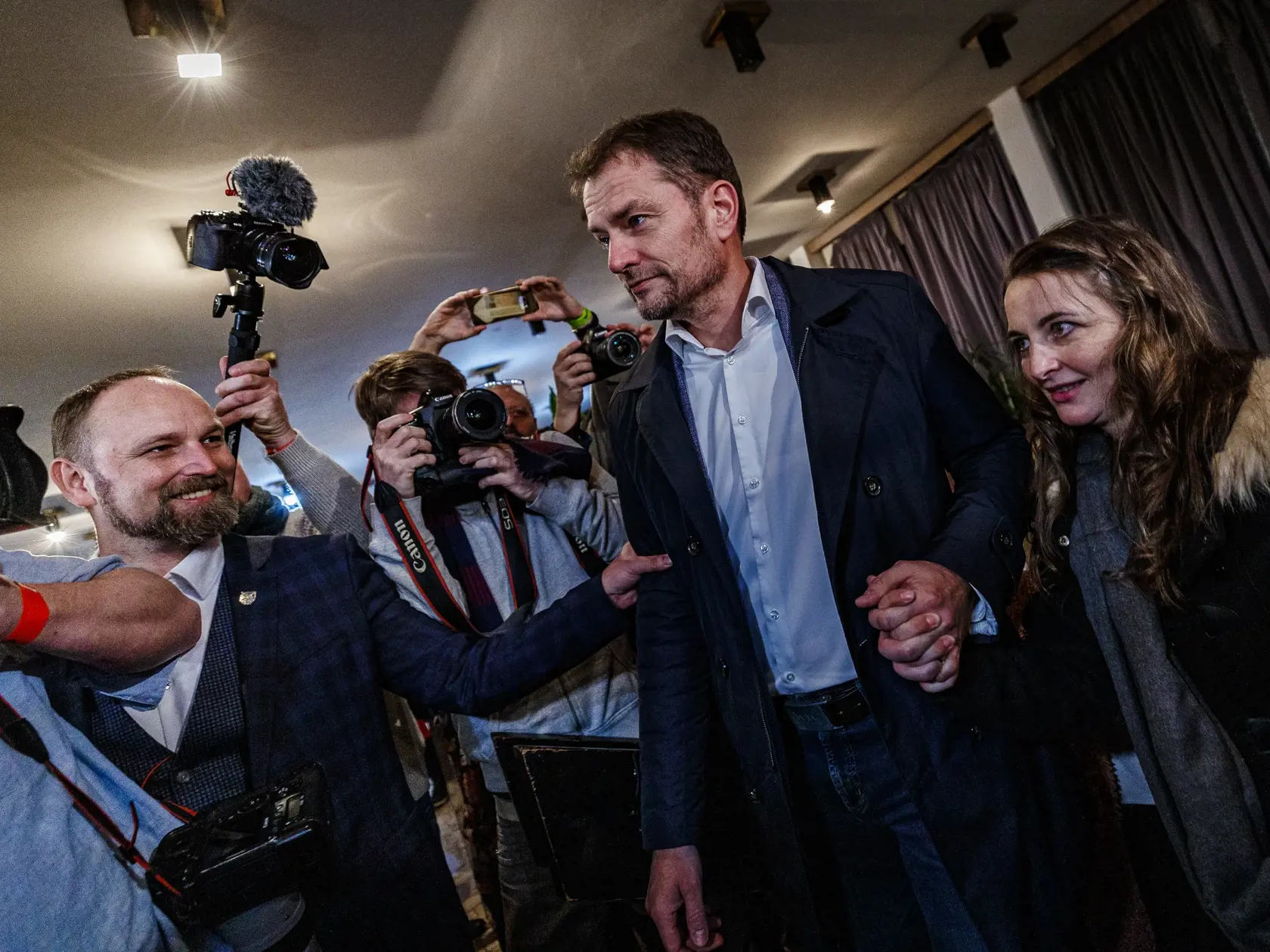 Igor Matovič s manželkou Pavlínou v centrále politickej strany OĽANO počas noci volieb do Národnej rady Slovenskej republiky, 29.2.2020