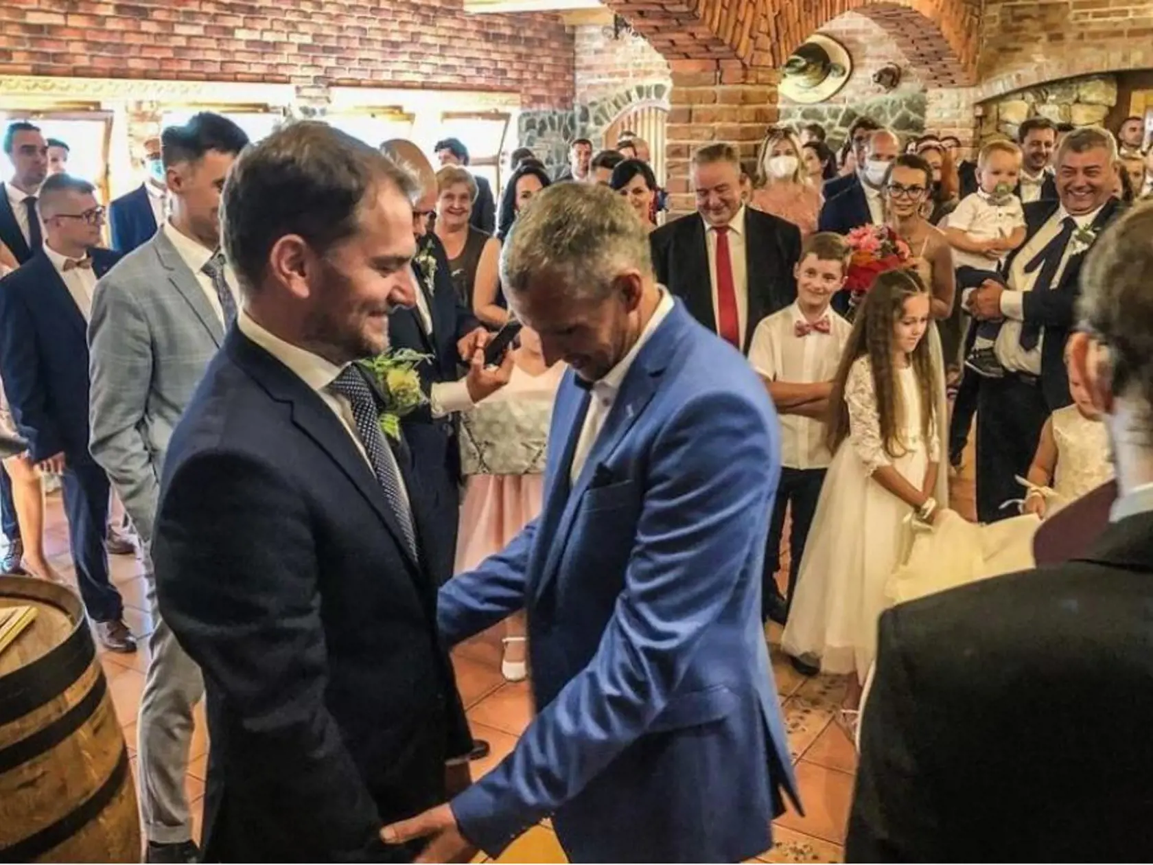 Vlaňajšia svadba šéfa Matovičovho klubu OĽaNO Michala Šipoša vyvolala rozruch. Vtedajší premiér sa na nej zabával bez rúška v čase zhoršujúcej sa situácie.