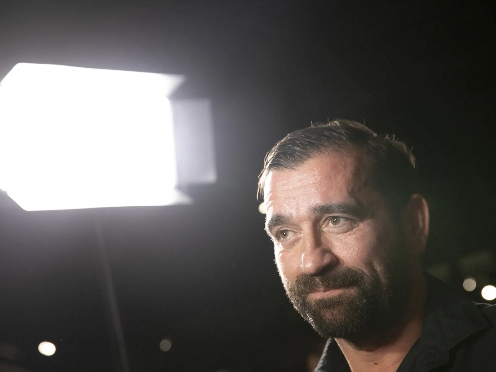  Na snímke je premiéra televízného seriálu Zrada.
Herec Milan Ondrík