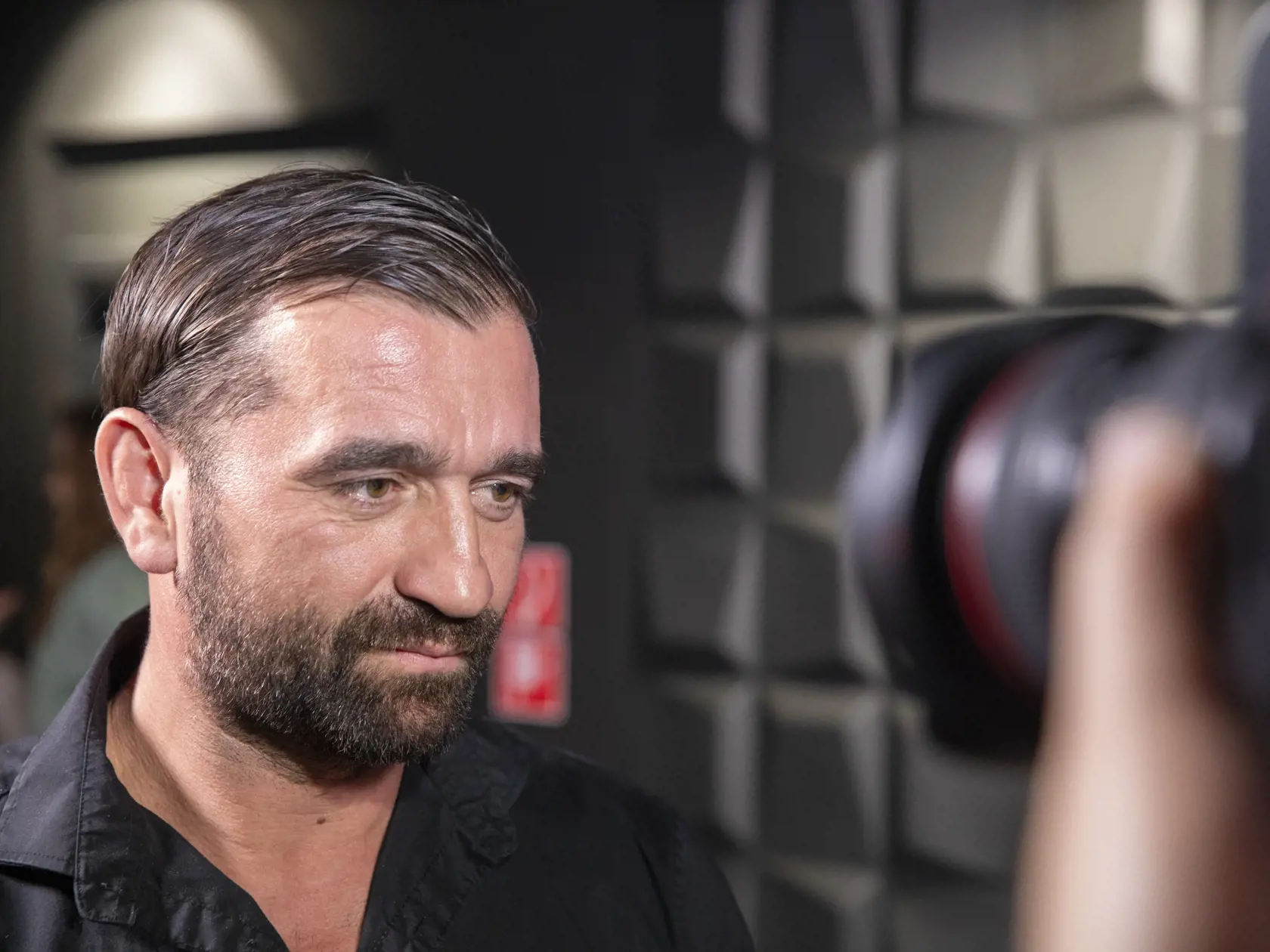  Na snímke je premiéra televízného seriálu Zrada.
Herec Milan Ondrík