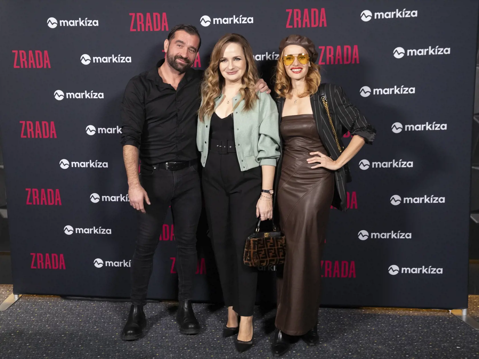  Na snímke je premiéra televízného seriálu Zrada.
 
