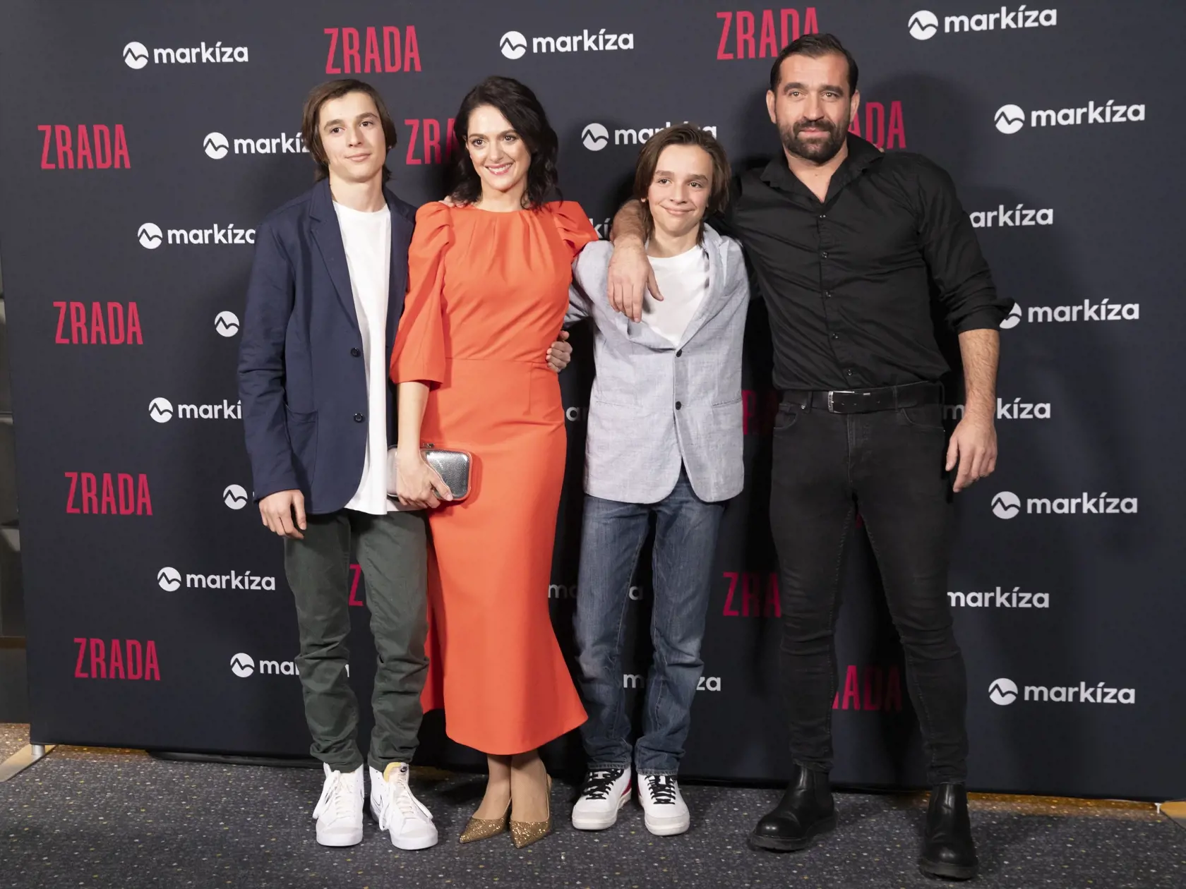  Na snímke je premiéra televízného seriálu Zrada.
 