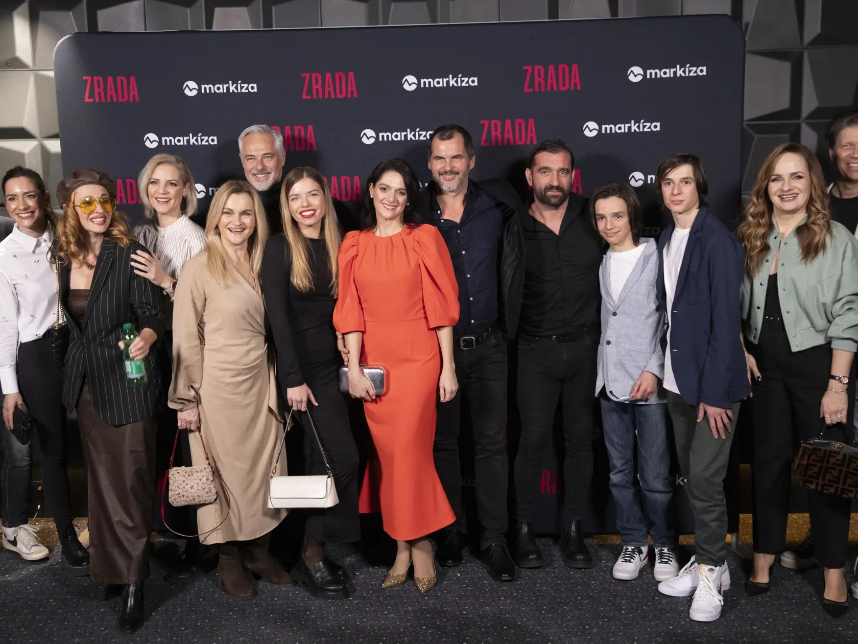  Na snímke je premiéra televízného seriálu Zrada.
Hereci sriálu Zrada.