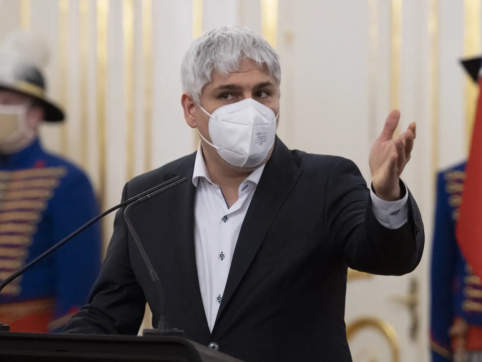 - Prichádzajú často útoky na vedcov? Aktuálne ľudia protestujú pred domami lekárov.  
"Tak, treba si uvedomiť, že odborníci sú súkromné osoby, nie verejné a niečo také by sa nemalo diať."
