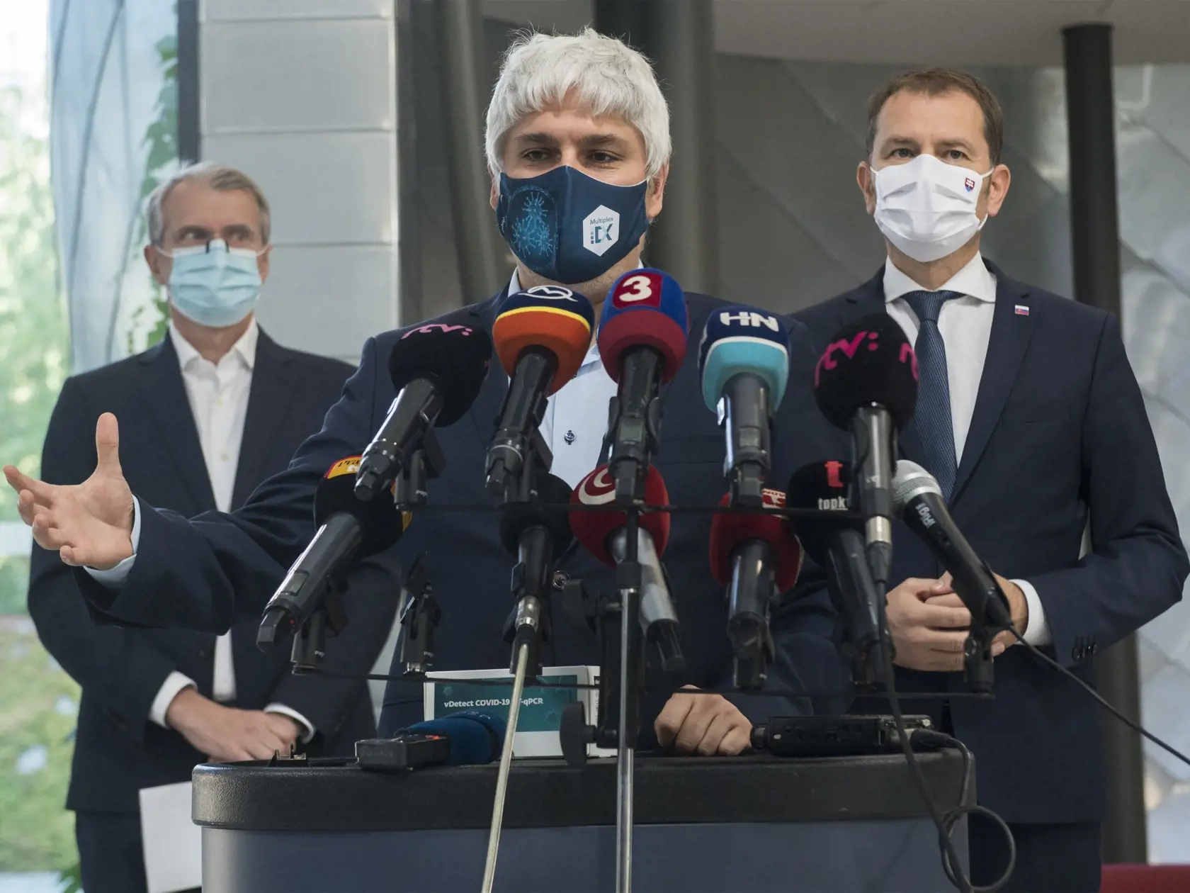 Povedzme aj čo sa týka politikov opozičných strán aby brojili proti očkovaniu. Toto je naozaj raritné práve na Slovensku a neviem si to vysvetliť a ani nechcem skúmať dôvod. Ale samozrejme vedecká diskusia o očkovaní je vždy dôležitá ale aj názor ľudí na čom sa zakladá.