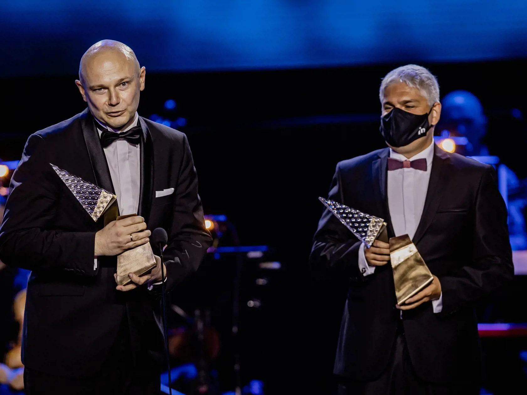 Na snímke Boris Klempa a Pavol Čekan si preberájú cenu v kategórií Medicína a veda počas galavečera 24.ročníka udeľovania prestížneho ocenenia Krištáľové krídlo.