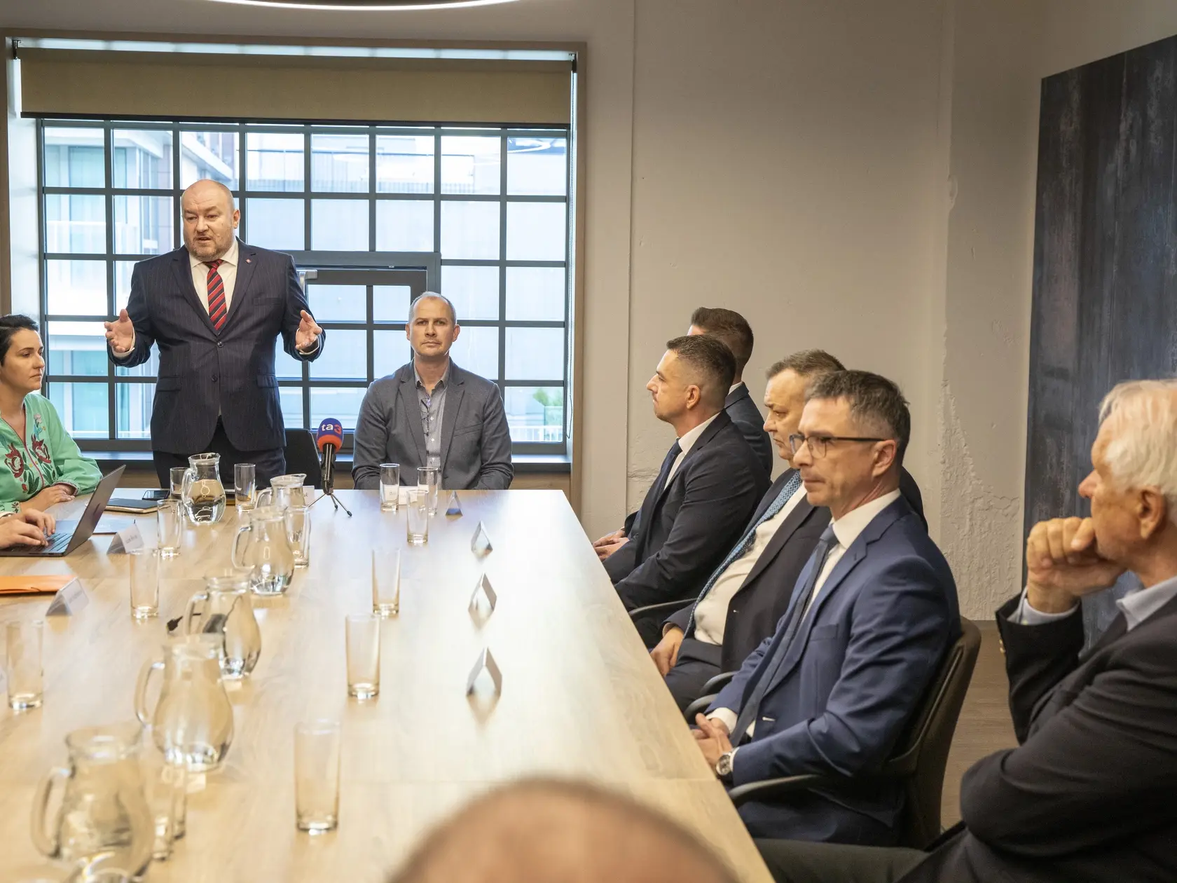 Na snimke je prvé zasadnutie Rady pre šport ministra Cestovného ruchu a športu Rudolfa Huliaka.
Minister Rudolf Huliak predstavuje Radu ministra pre šport.