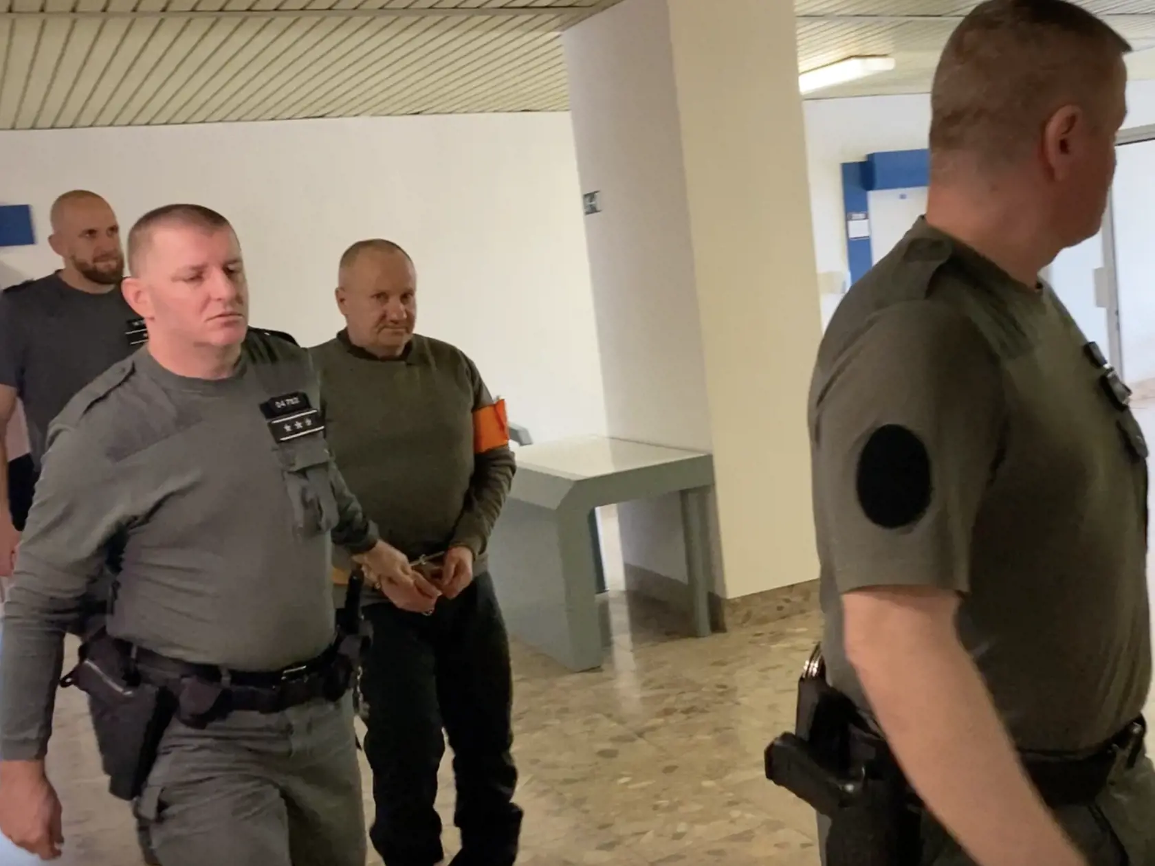 Štefan Molčan (53) z Dubovice čelí obžalobe z vraždy kamaráta Jozefa Porembu (†44). Starí mládenci spolu popíjali, strhla sa bitka. Obžalovaný tvrdí, že vraždiť nemal v úmysle a iba sa bránil dreveným lopárom, keď ho dnes nebohý Jozef napadol nožom. No podľa prokurátora ho udrel asi stokrát.