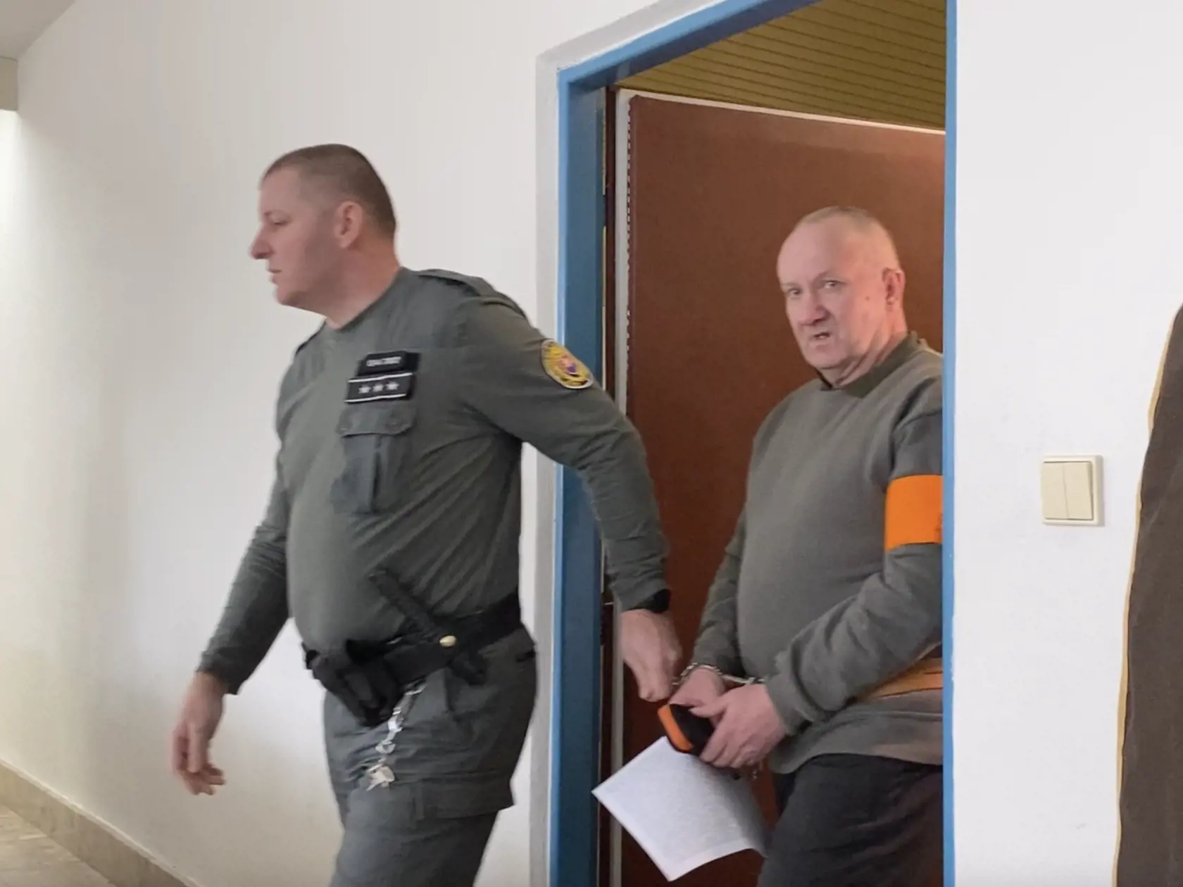 Štefan Molčan (53) z Dubovice čelí obžalobe z vraždy kamaráta Jozefa Porembu (†44). Starí mládenci spolu popíjali, strhla sa bitka. Obžalovaný tvrdí, že vraždiť nemal v úmysle a iba sa bránil dreveným lopárom, keď ho dnes nebohý Jozef napadol nožom. No podľa prokurátora ho udrel asi stokrát.