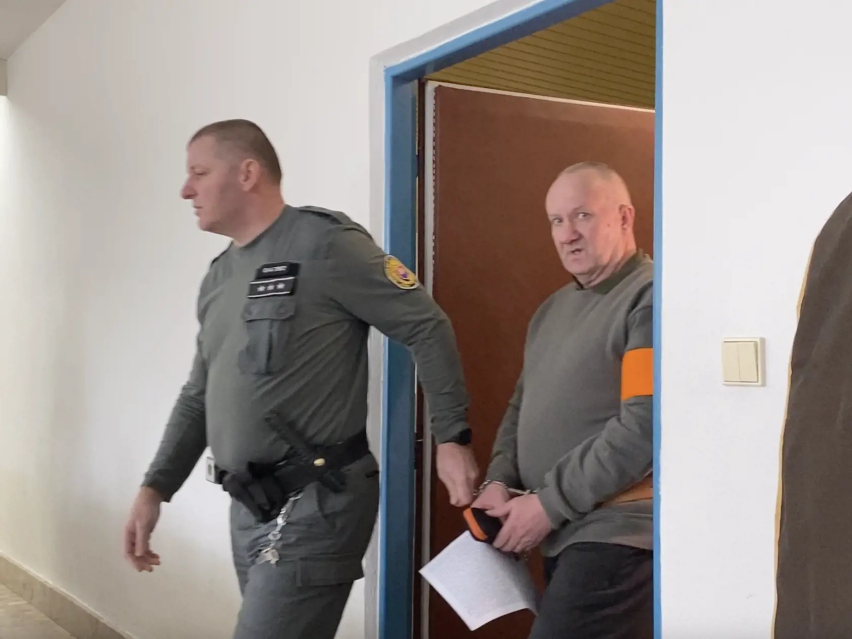 Štefan Molčan (53) z Dubovice čelí obžalobe z vraždy kamaráta Jozefa Porembu (†44). Starí mládenci spolu popíjali, strhla sa bitka. Obžalovaný tvrdí, že vraždiť nemal v úmysle a iba sa bránil dreveným lopárom, keď ho dnes nebohý Jozef napadol nožom. No podľa prokurátora ho udrel asi stokrát.