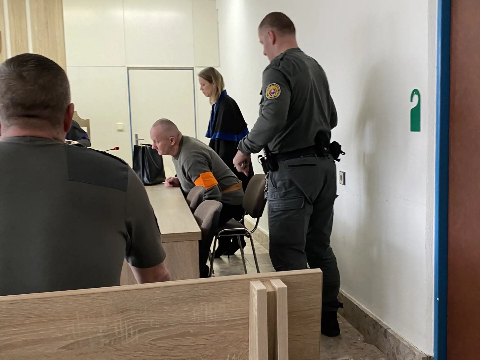 Štefan Molčan (53) z Dubovice čelí obžalobe z vraždy kamaráta Jozefa Porembu (†44). Starí mládenci spolu popíjali, strhla sa bitka. Obžalovaný tvrdí, že vraždiť nemal v úmysle a iba sa bránil dreveným lopárom, keď ho dnes nebohý Jozef napadol nožom. No podľa prokurátora ho udrel asi stokrát.