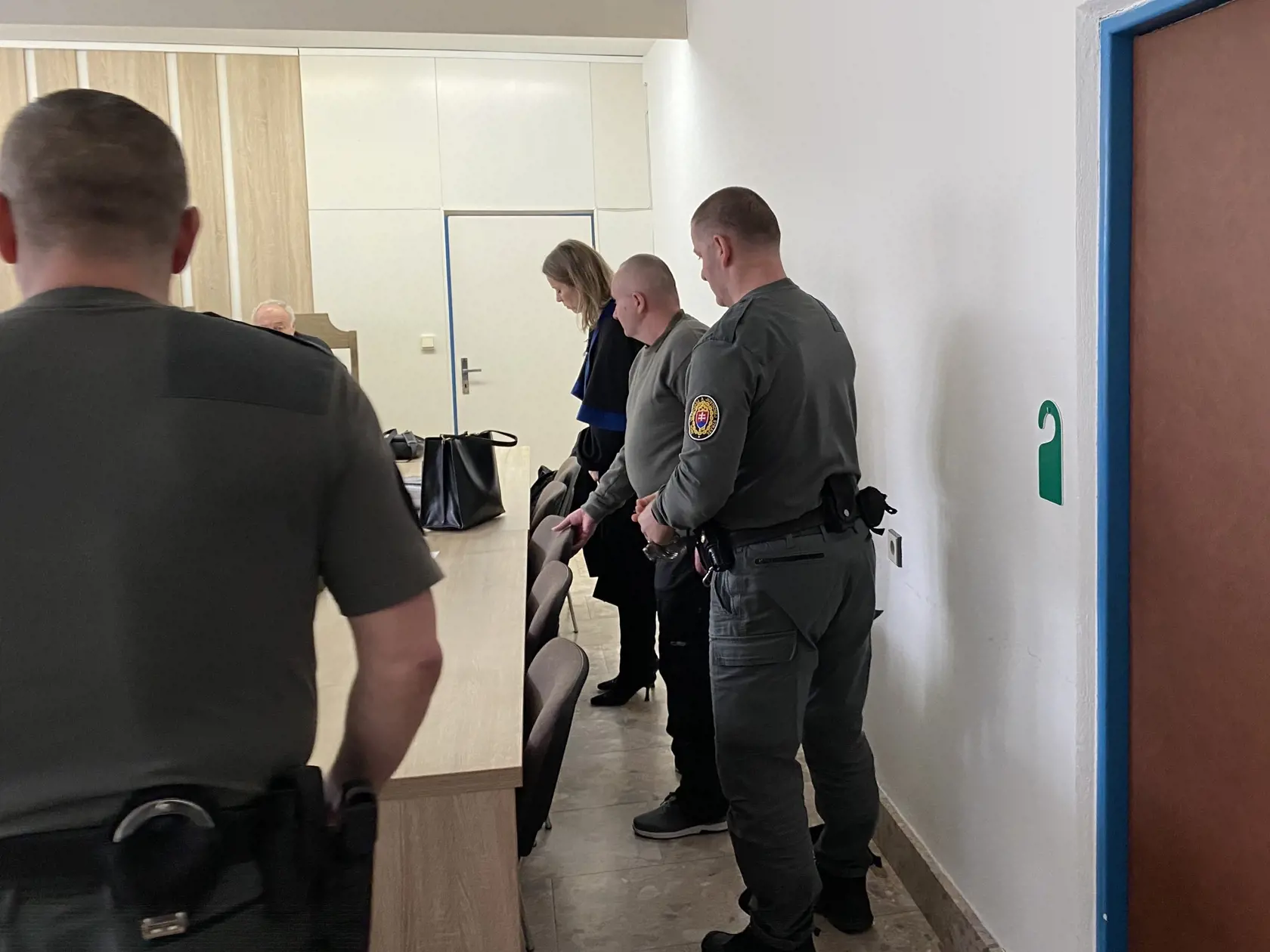 Štefan Molčan (53) z Dubovice čelí obžalobe z vraždy kamaráta Jozefa Porembu (†44). Starí mládenci spolu popíjali, strhla sa bitka. Obžalovaný tvrdí, že vraždiť nemal v úmysle a iba sa bránil dreveným lopárom, keď ho dnes nebohý Jozef napadol nožom. No podľa prokurátora ho udrel asi stokrát.