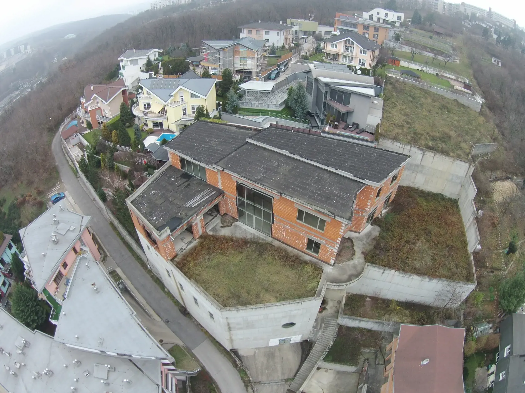 Čongiho pevnoť.
Bratislava, Slávičie údolie, rozostavaná vila, Peter Čongrády, vilu kúpil podnikateľ Miroslav Remeta