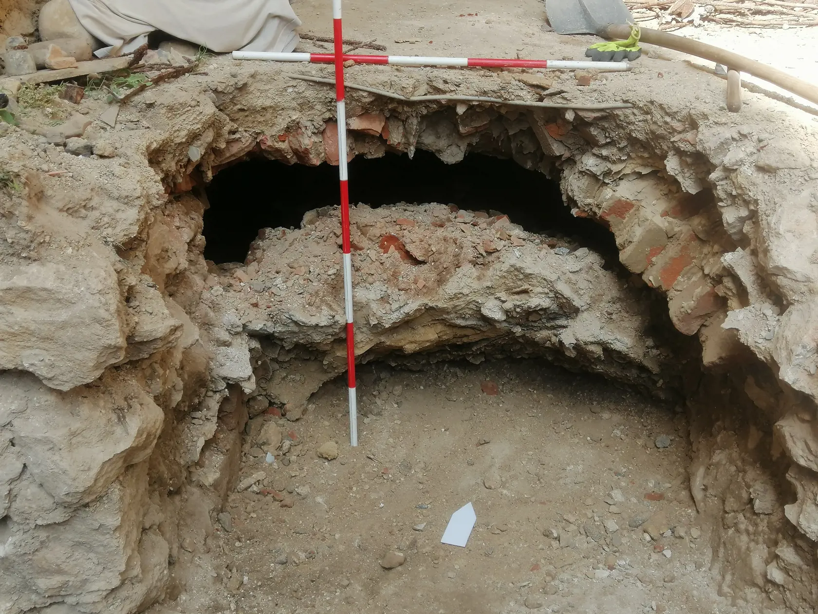 Kúsok po kúsku archeológovia odkrývali kryptu na Trenčianskom hrade.