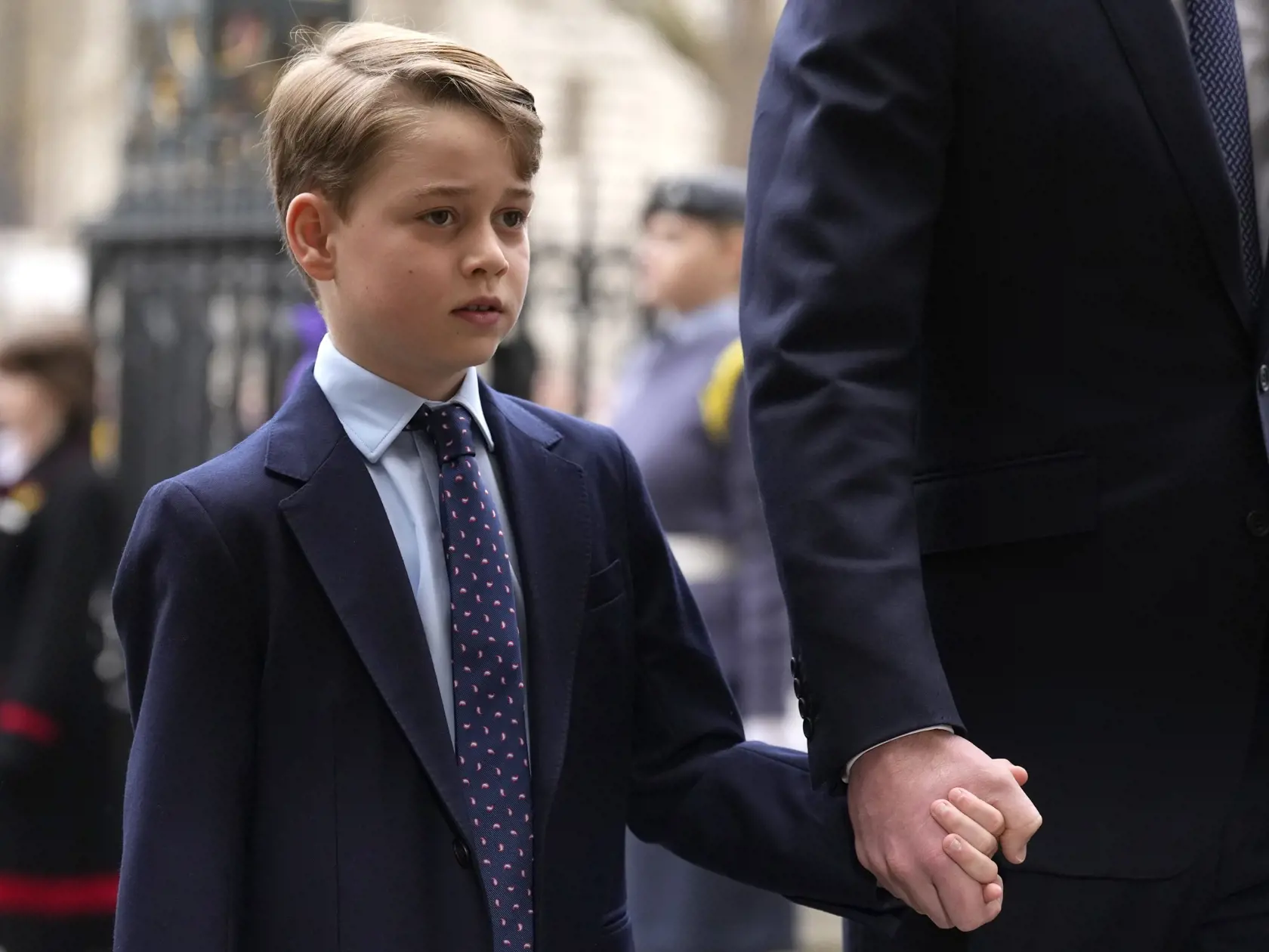 Princ George drží za ruku svojho otca princa Williama