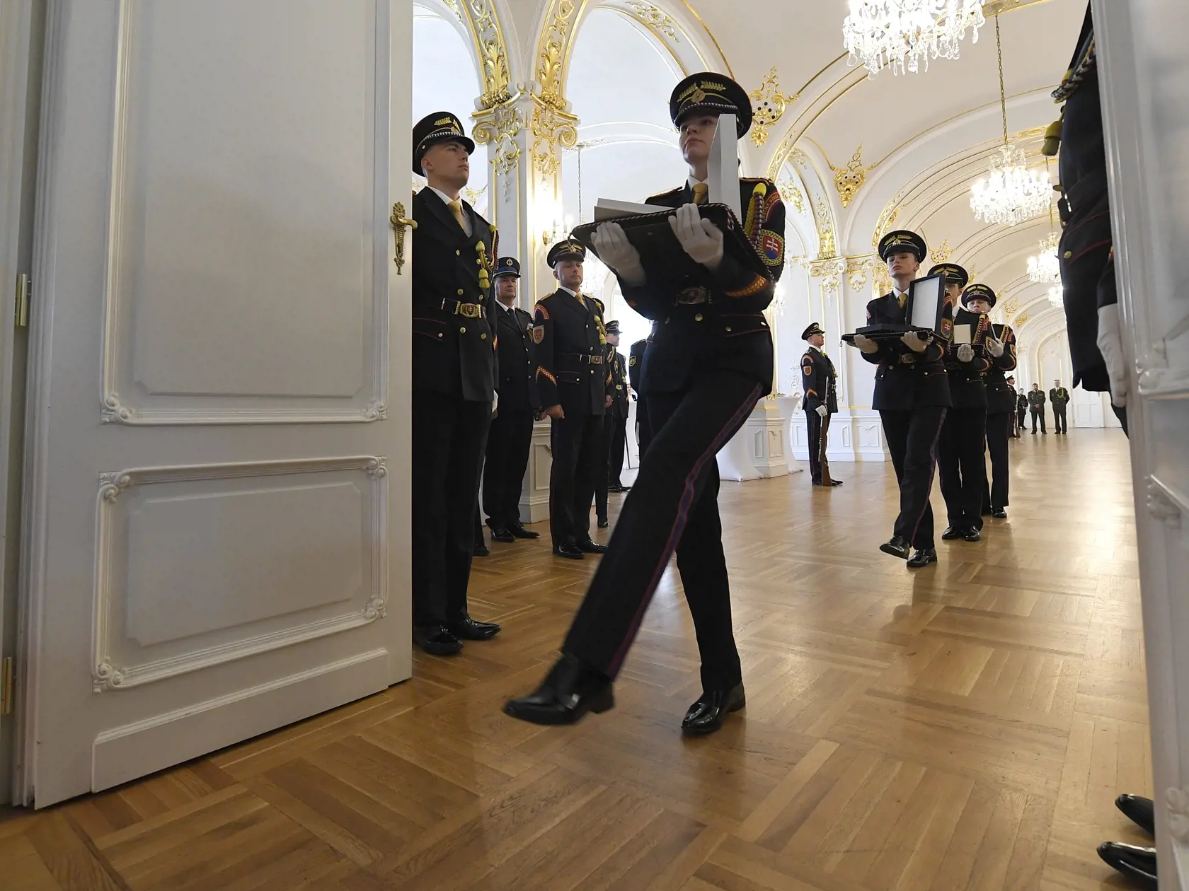Na snímke členovia Čestnej stráže prezidenta SR nesú štátne vyznamenia na slávnostnú schôdzu Národnej rady SR pri príležitosti zloženia sľubu zvoleného prezidenta SR Petra Pellegriniho v priestoroch budovy Slovenskej filharmónie 15. júna 2024 v Bratislave. FOTO TASR - Michal Svítok 