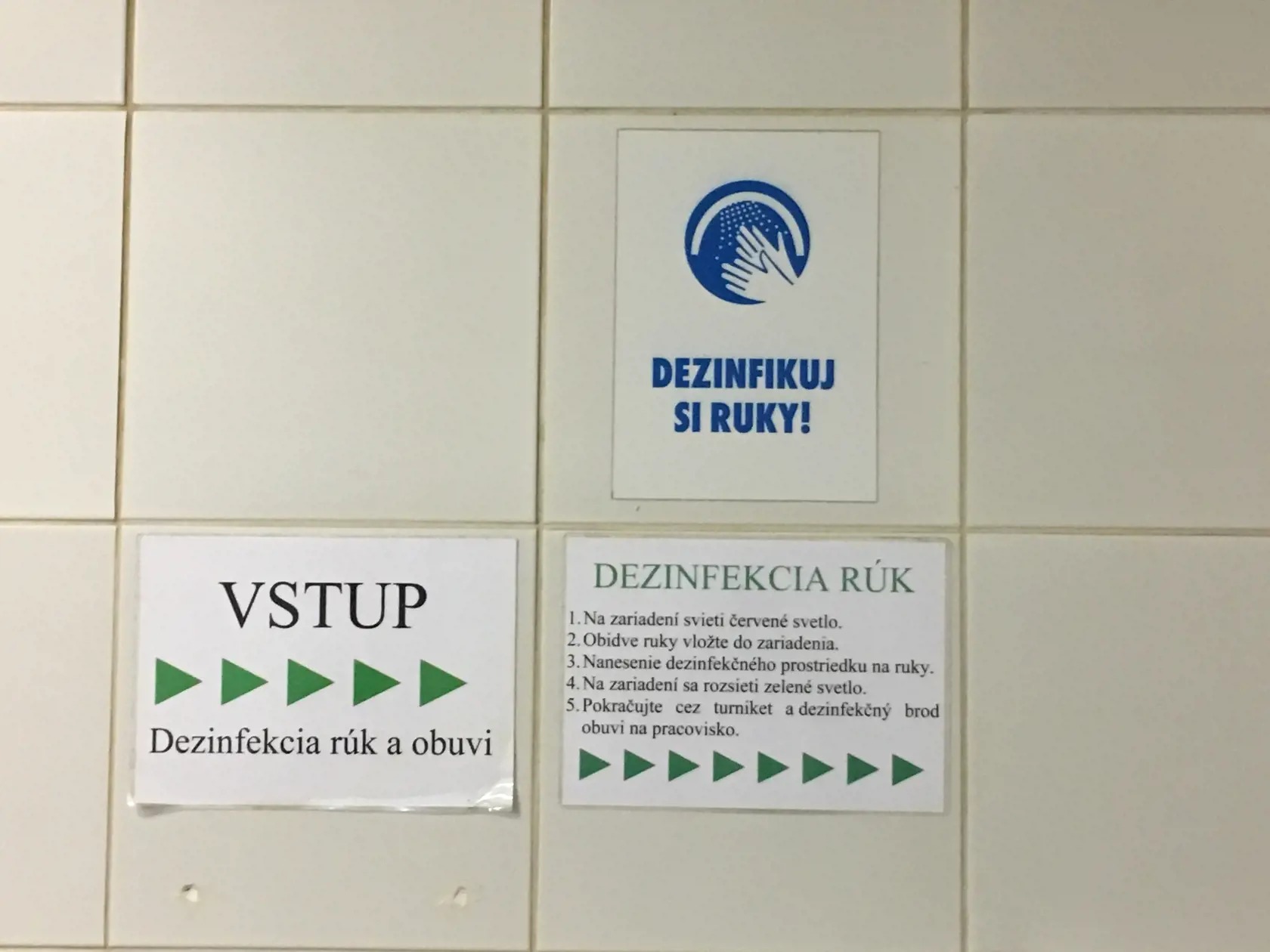 Najskôr si musia zamestnanci umyť a dezinfikovať ruky a obliecť sa do predpisového odevu.